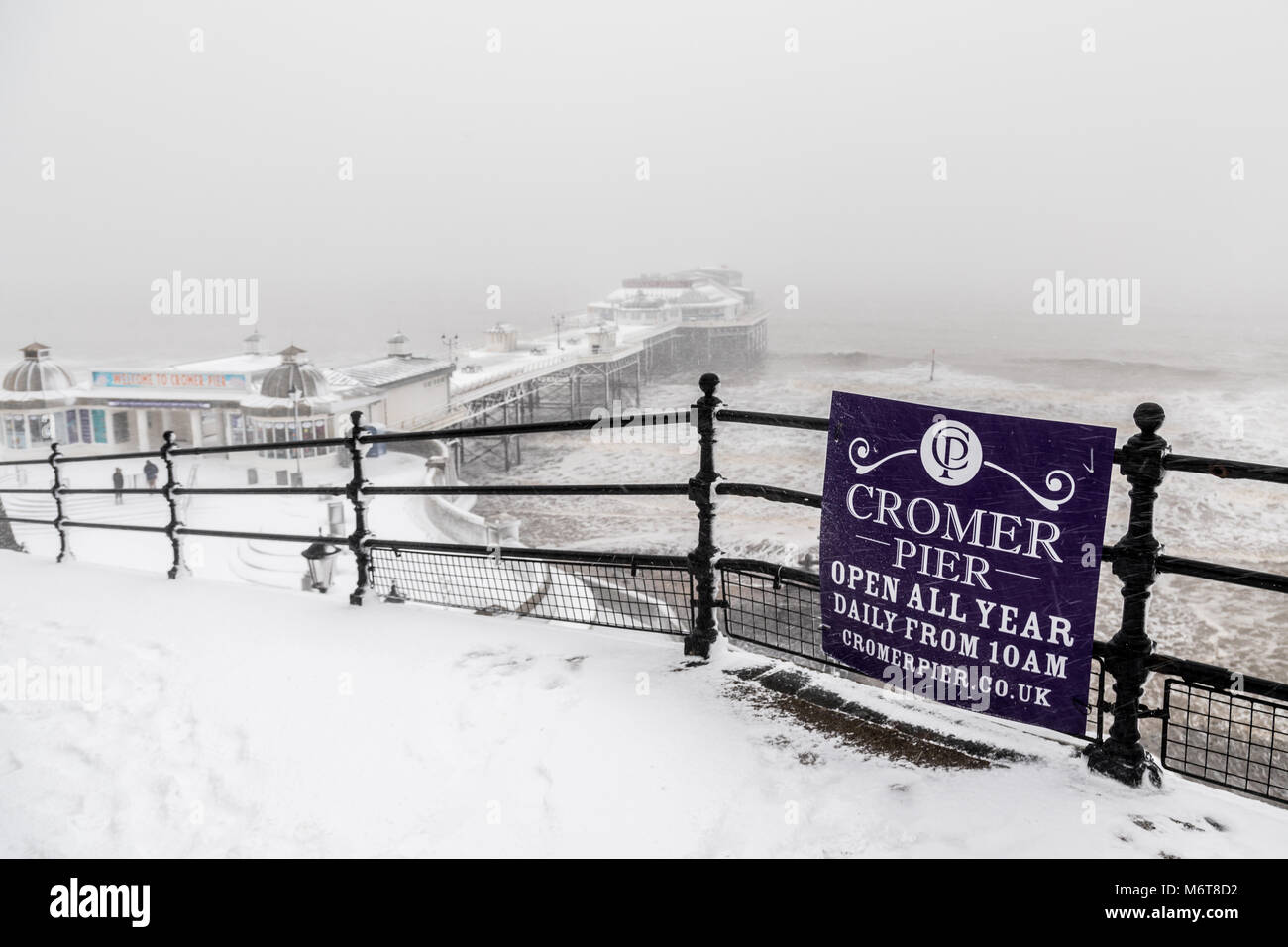 CROMER, Norfolk, 28 février 2018 : La ville côtière est d'être soufflé autour par 'La Bête de l'Est', mordre, l'air froid de l'Europe de l'Est. Banque D'Images