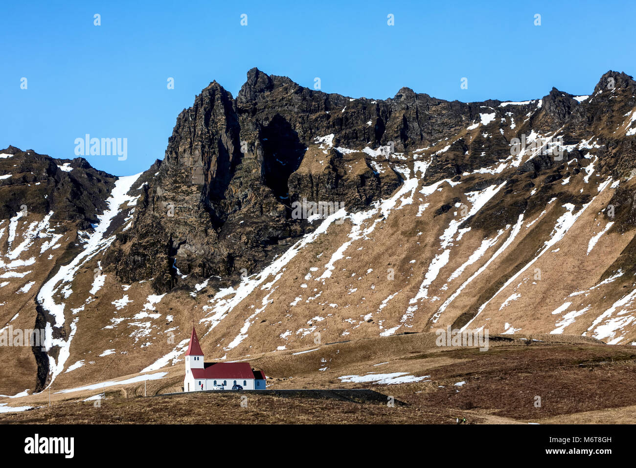 Église sur la colline parlementaire à Vik, petite ville du sud de l'Islande Banque D'Images