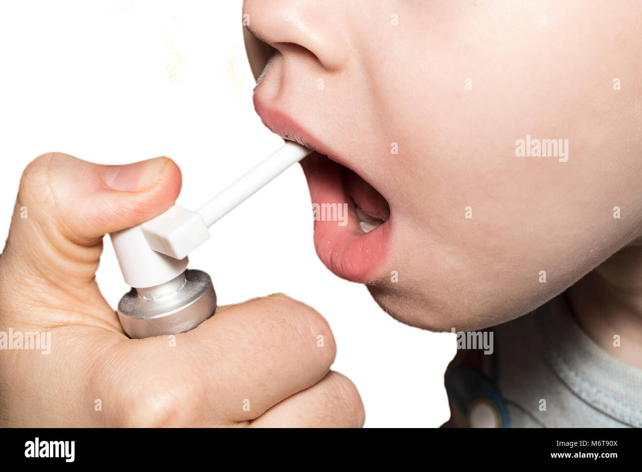 Bebe Medicament Par Voie Orale En Spray Pour Les Maux De Gorge Mere Ou Votre Medecin Traite Son Enfant Photo Stock Alamy