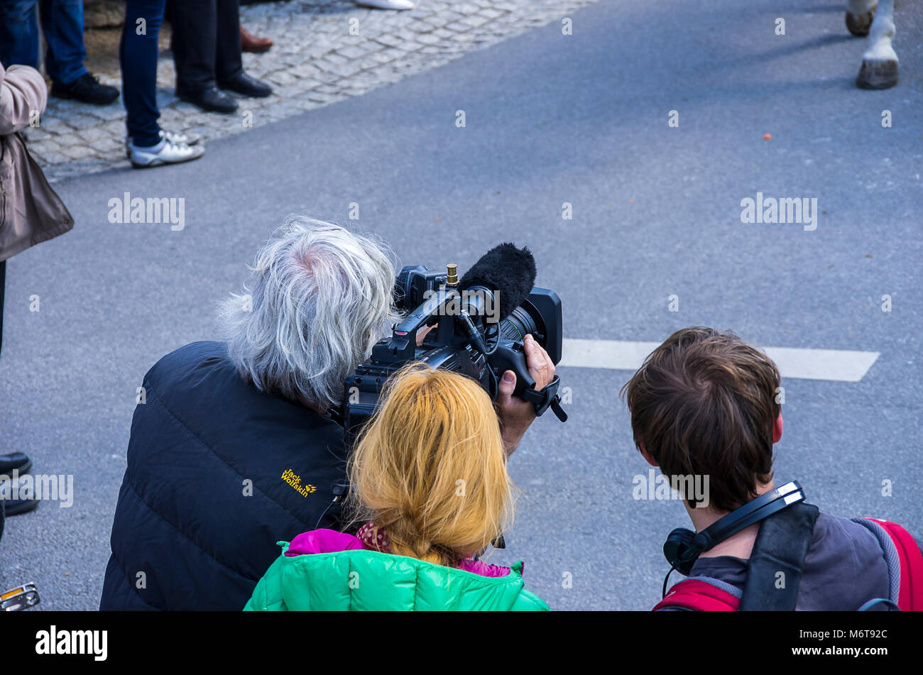 Une équipe de télévision filme la procession de Pâques à Radibor près de Bautzen, Haute Lusace, en Saxe, Allemagne. Banque D'Images