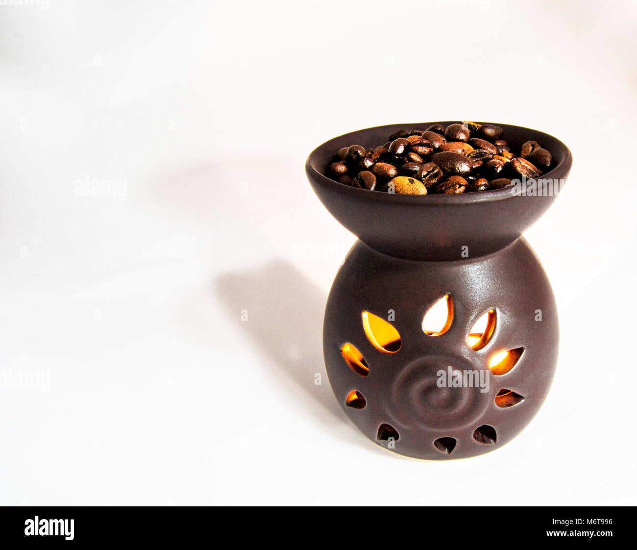 Chauffer l'huile bougie lumignon diffuseur de parfum avec les grains de café sur le dessus. pour l'Aroma Therapy concept Banque D'Images