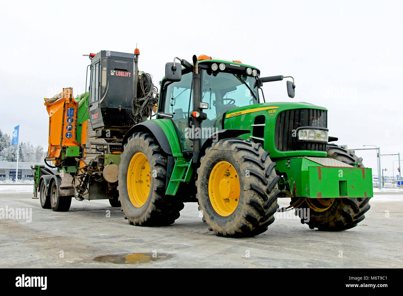 FORSSA, FINLANDE - le 25 janvier 2014 : tracteur John Deere 6390 et mobile copeaux machine en hiver. En Finlande, l'utilisation de cible les copeaux de bois comme un Banque D'Images