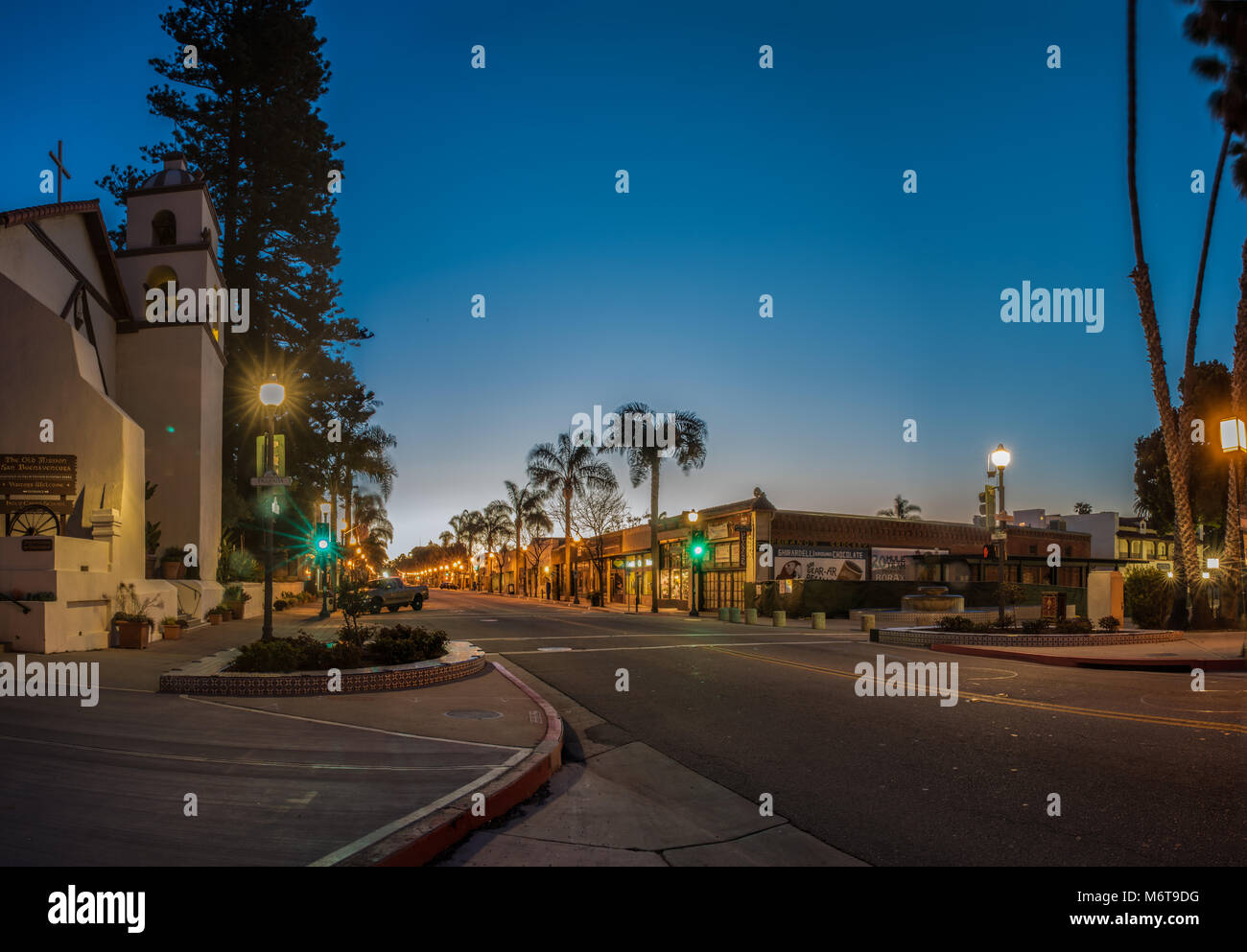 Ciel du matin Gradient derrière Ventura à la mission principale de l'éclairage de rue le 24 février 2018 de la Californie, aux États-Unis. Banque D'Images