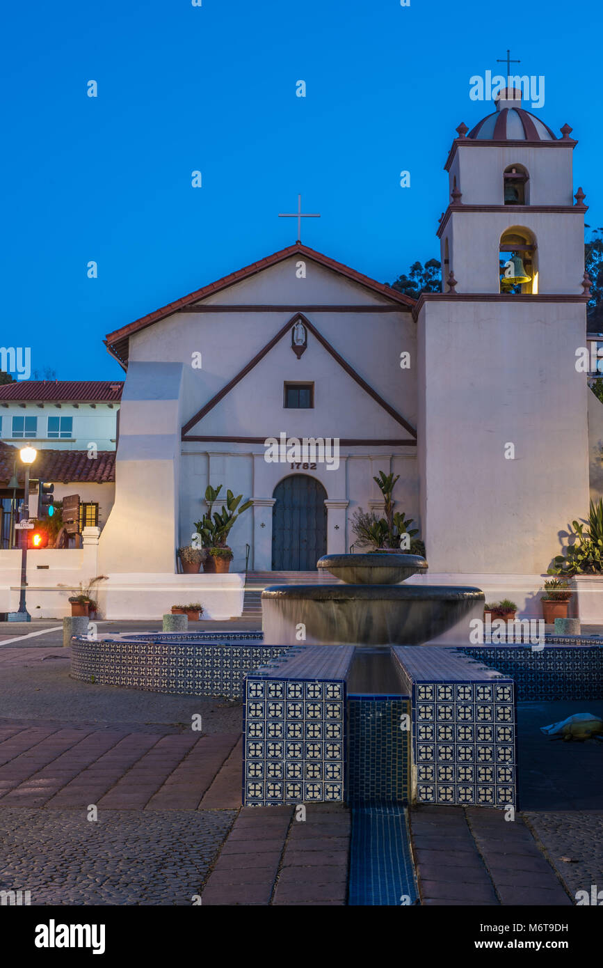 San Buenaventura Mission sur la rue Main dans la ville de Ventura sous ciel bleu derrière une fontaine et canal à la rue jusqu'Figeuroa vers bell tower. Banque D'Images