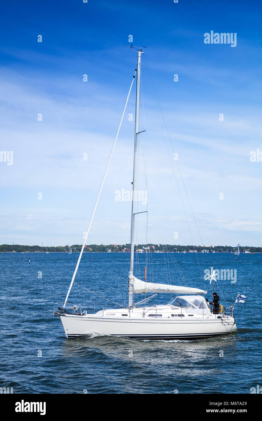 Helsinki, Finlande - le 12 juillet 2015 : White motor yacht avec équipage à bord va dans golfe de Finlande Banque D'Images