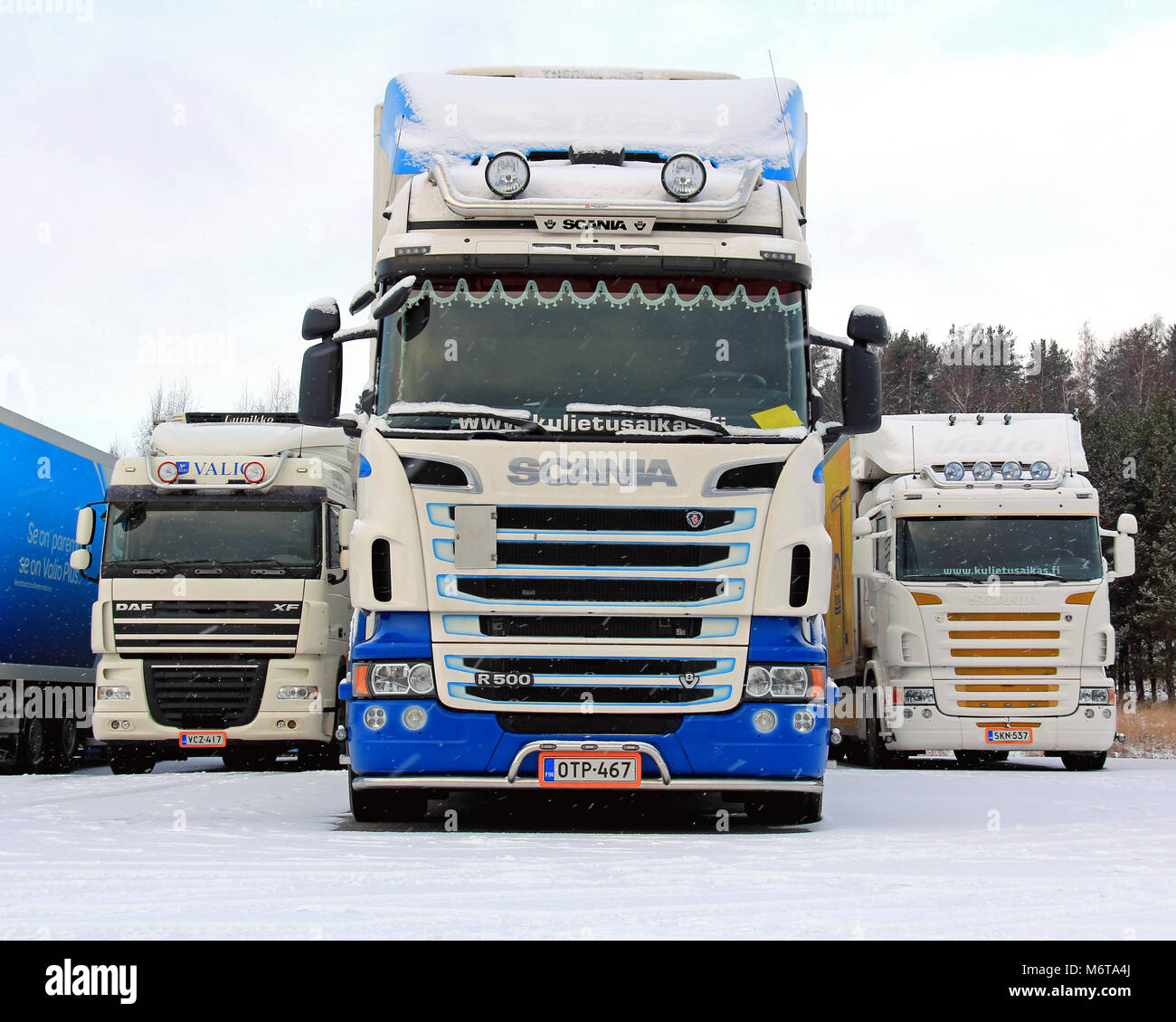 SALO, FINLANDE - le 12 janvier 2014 : Scania R500 V8 camion transport longue en neige. 108 Ecolution par camions Scania sont livrés aux Hopis, un important logisti Banque D'Images