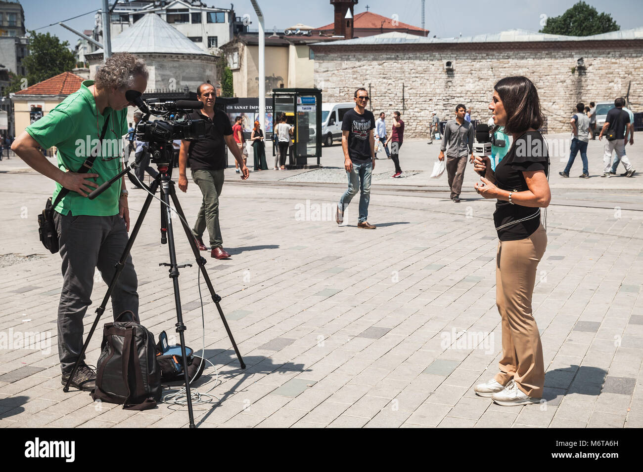 Istanbul, Turquie - 1 juillet 2016 : les journalistes italiens de la chaîne Rai News 24 Les travaux sur la place Taksim, Istanbul Banque D'Images
