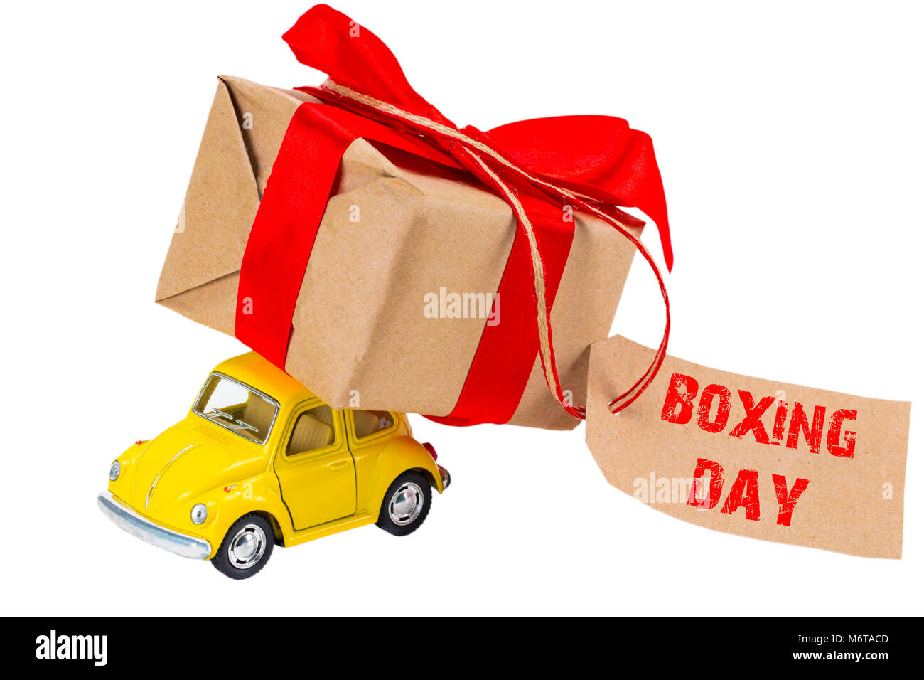 La Boxing Day concept. Retro jaune voiture jouet offrir cadeaux avec tag avec texte Boxing Day sur fond blanc. Banque D'Images