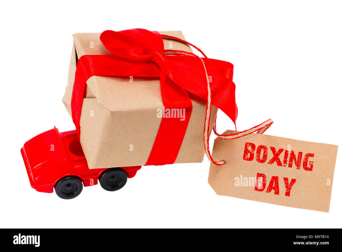 La Boxing Day concept. Petite voiture rouge livraison cadeaux avec indexation avec du texte : Boxing Day sur fond blanc. Banque D'Images