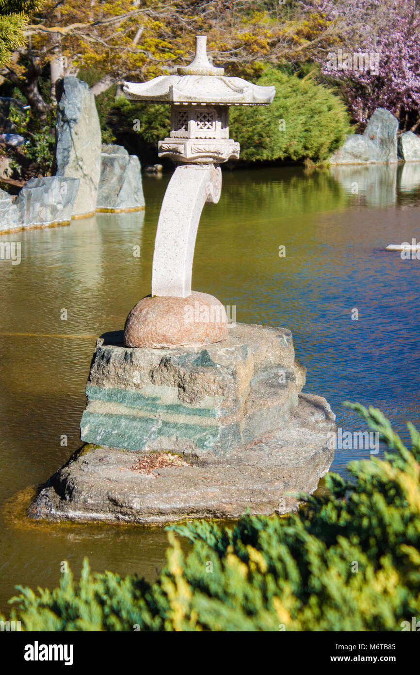 Statue japonaise dans l'eau au jardin de l'amitié japonais à San Jose, CA Banque D'Images