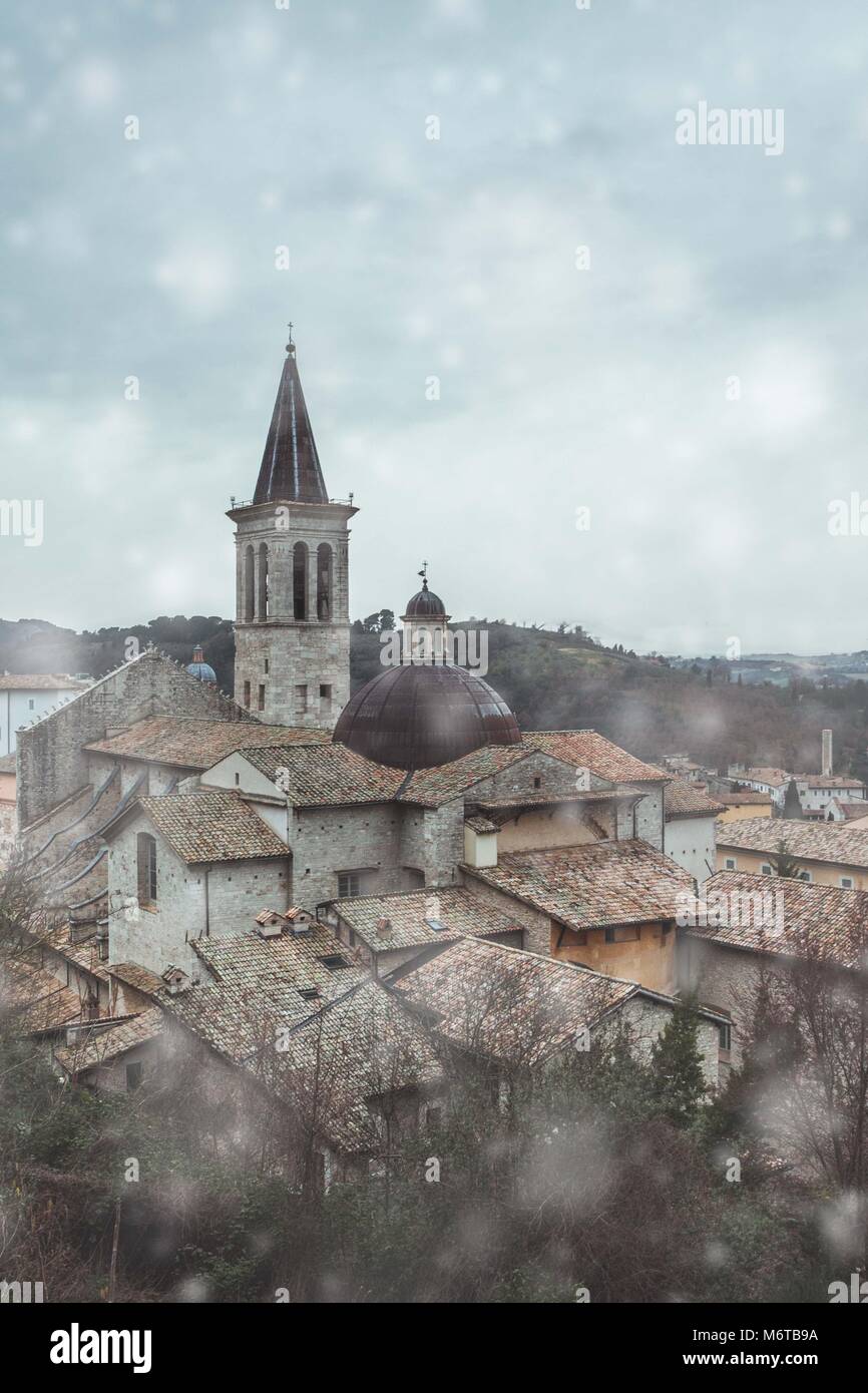 Spoleto est emballé avec des ruelles pittoresques, une ville ancienne avec de nombreux délices modernes. Il dispose d'une terrasse d'observation spécifique où vous pouvez regarder vers le bas Banque D'Images