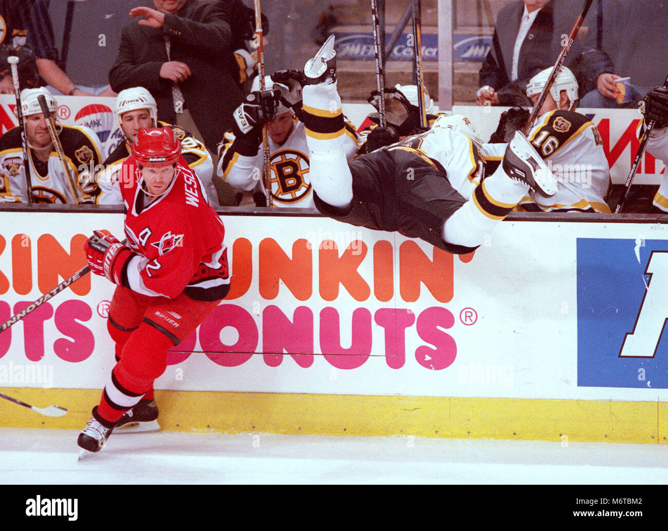 (Ancien BRUIN) Ouragans' GLEN WESLEY KYLE MCLAREN DANS LE CONTRÔLE BANC BRUINS EN ACTION DE JEU au Fleet Center de Boston MA USA le 29 avril 1999, PHOTO BILL BELKNAP Banque D'Images