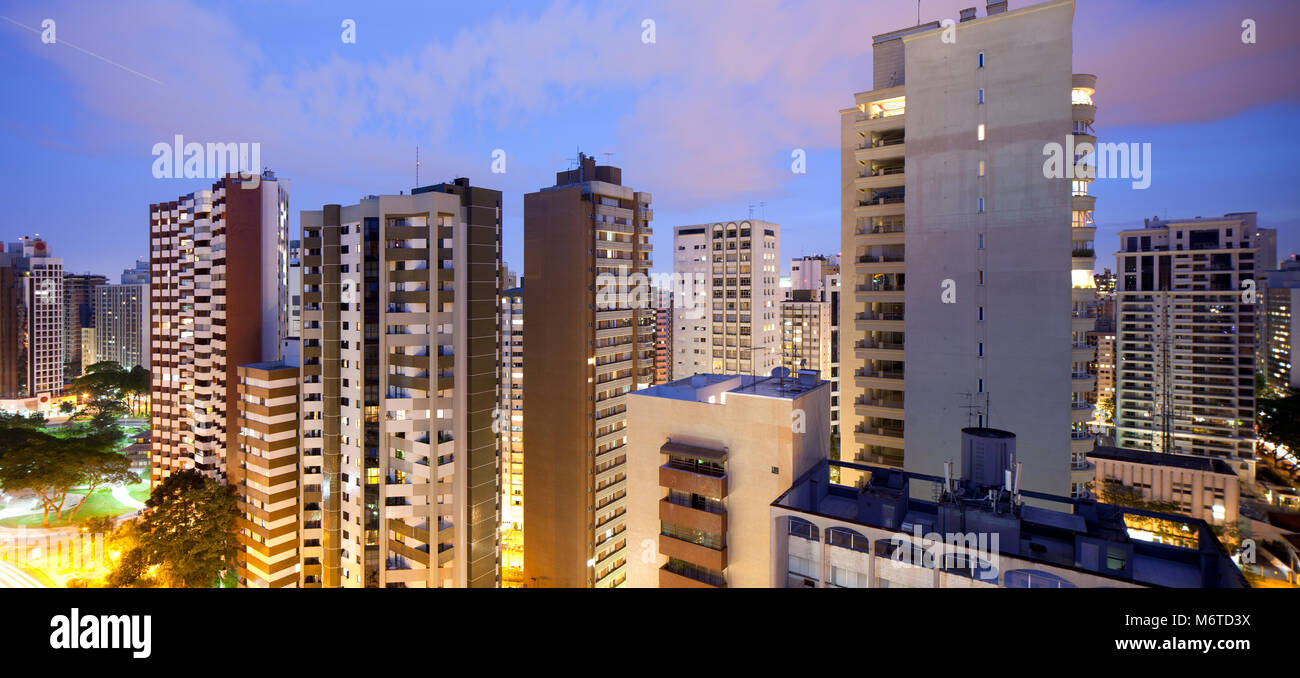 Vue panoramique du quartier Batel et Praca do Japao (Place du Japon), Curitiba, Brésil, Etat du Parana Banque D'Images