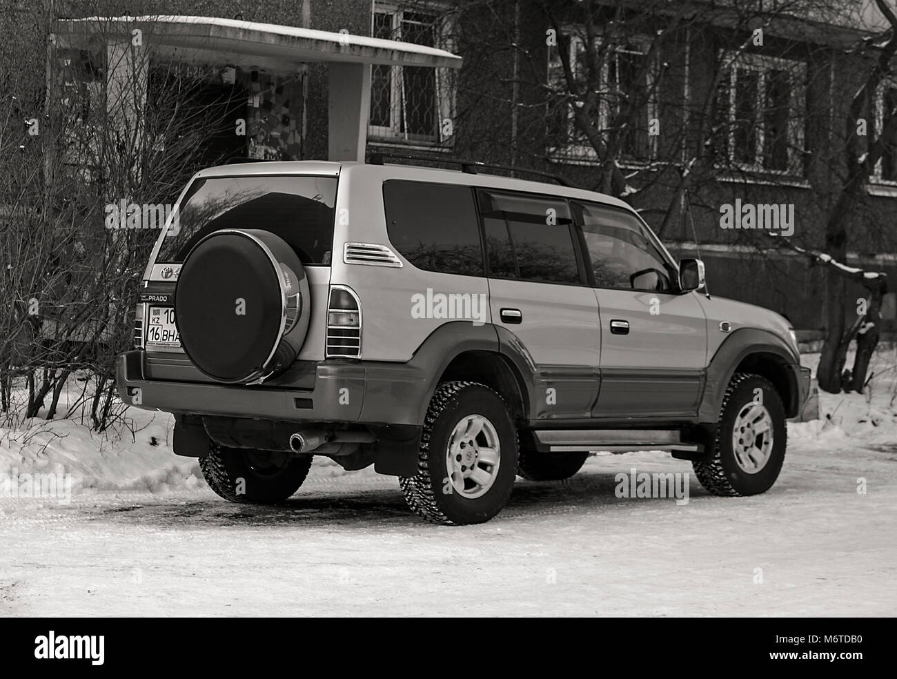 Le Kazakhstan, Ust-Kamenogorsk - 17 Février, 2018. Toyota Land Cruiser Prado 90, dans le stationnement. Toyota Land Cruiser Prado 90 Banque D'Images