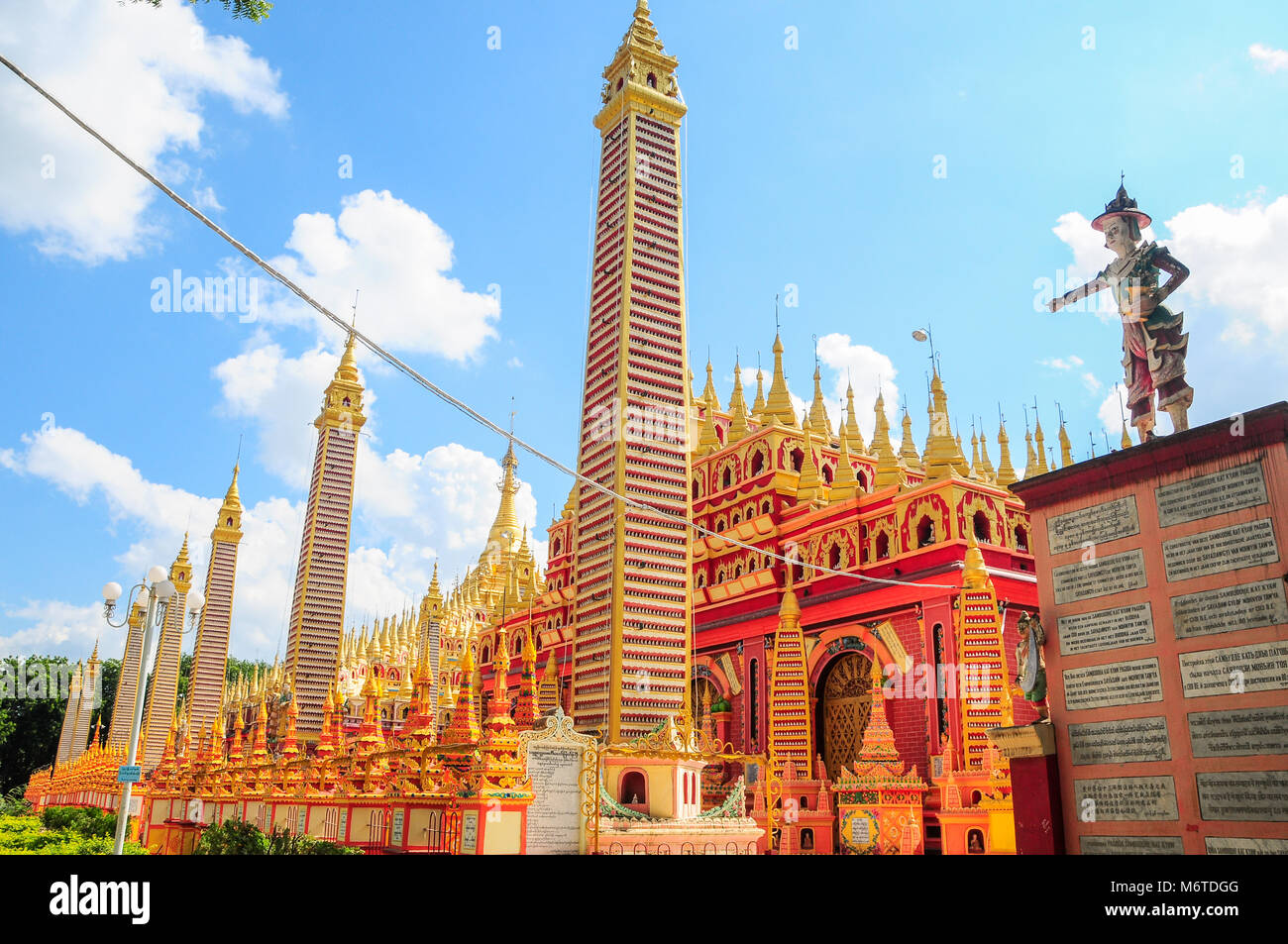 , Monywa Myanmar - le 19 novembre 2014. Forêt de stupas et de colonnes de petites images de Bouddha à la Pagode Thanboddhay Banque D'Images