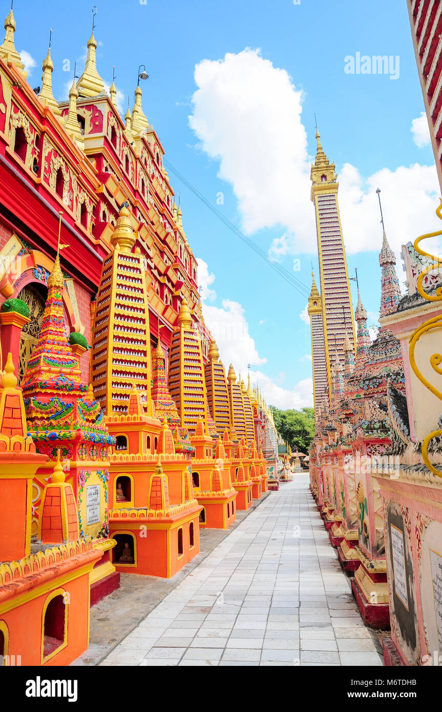 , Monywa Myanmar - le 19 novembre 2014. Petites images de Bouddha sur les colonnes à la Pagode Thanboddhay ; la pagode prétend avoir plus d'un demi-million d'ima Bouddha Banque D'Images