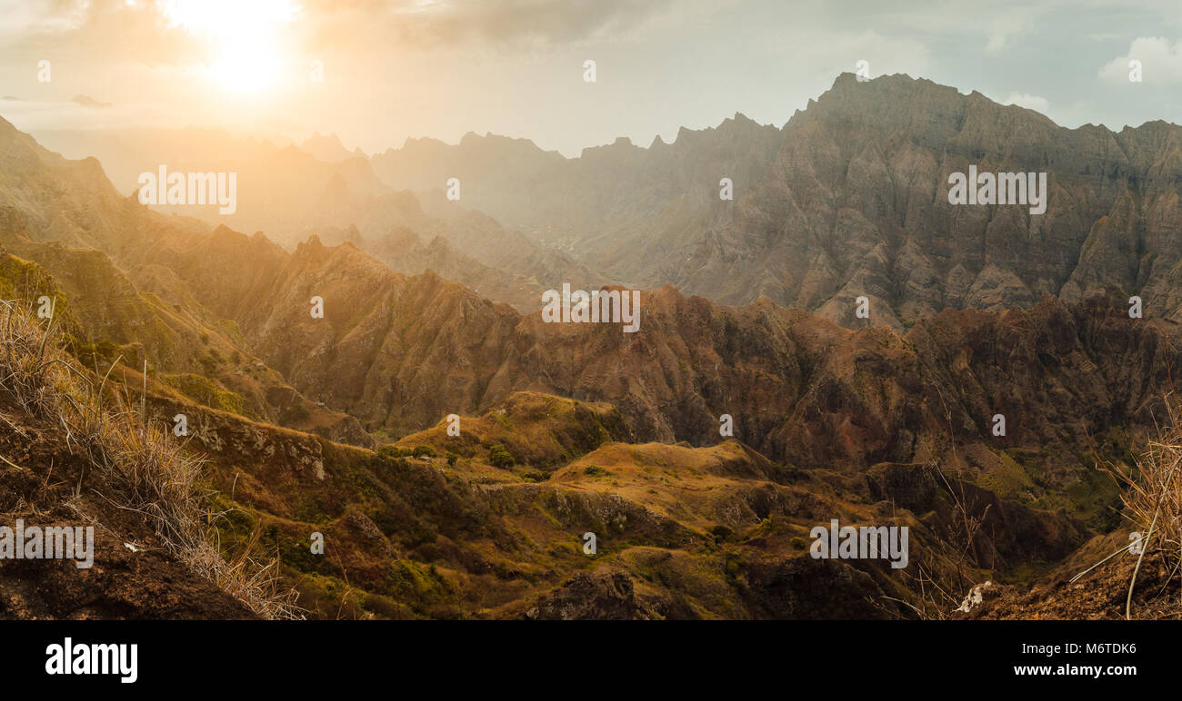 Coucher Du Soleil Sur La Montagne à Couper Le Souffle