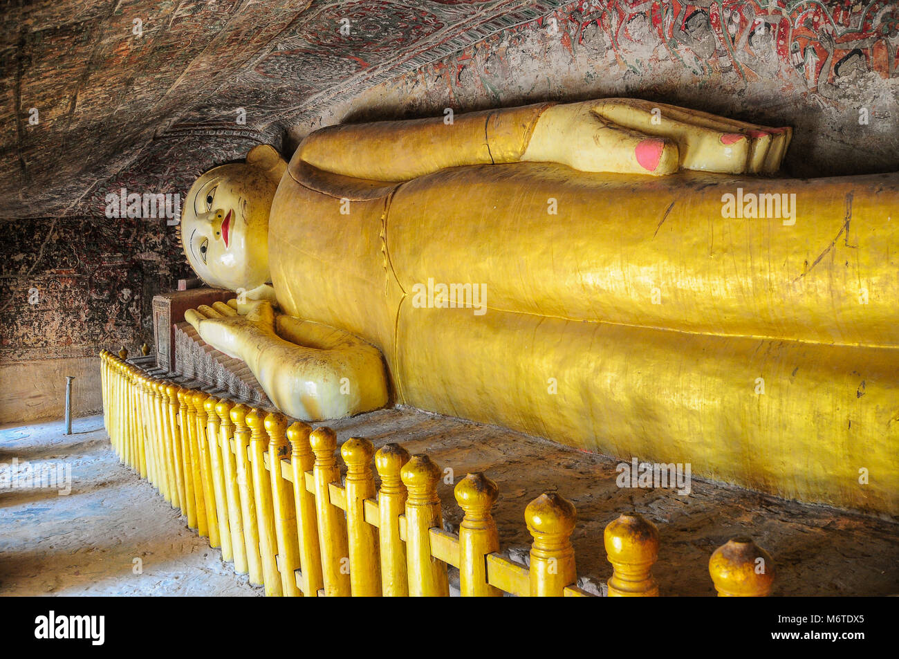 Bouddha couché au Po Win Taung Grottes, près de Monywa, Myanmar Banque D'Images