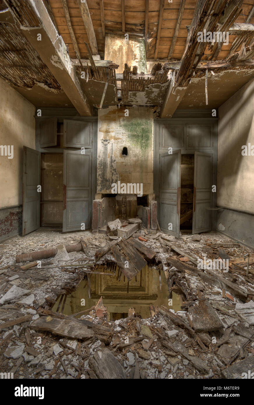 Maison abandonnée et en ruine détruit par sinistre Banque D'Images