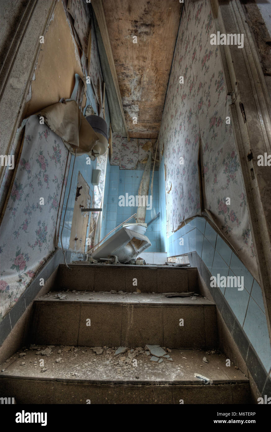 Salle de bains en ruine dans une maison abandonnée après les dégâts causés par l'eau Banque D'Images