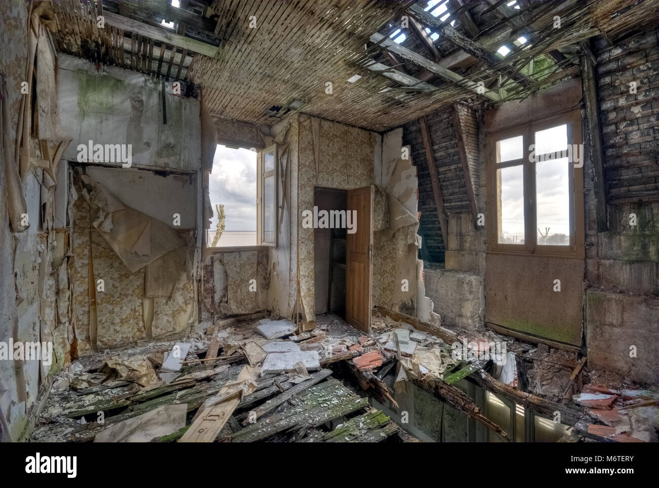 Maison en ruine et abandonné après les dégâts causés par l'eau Banque D'Images