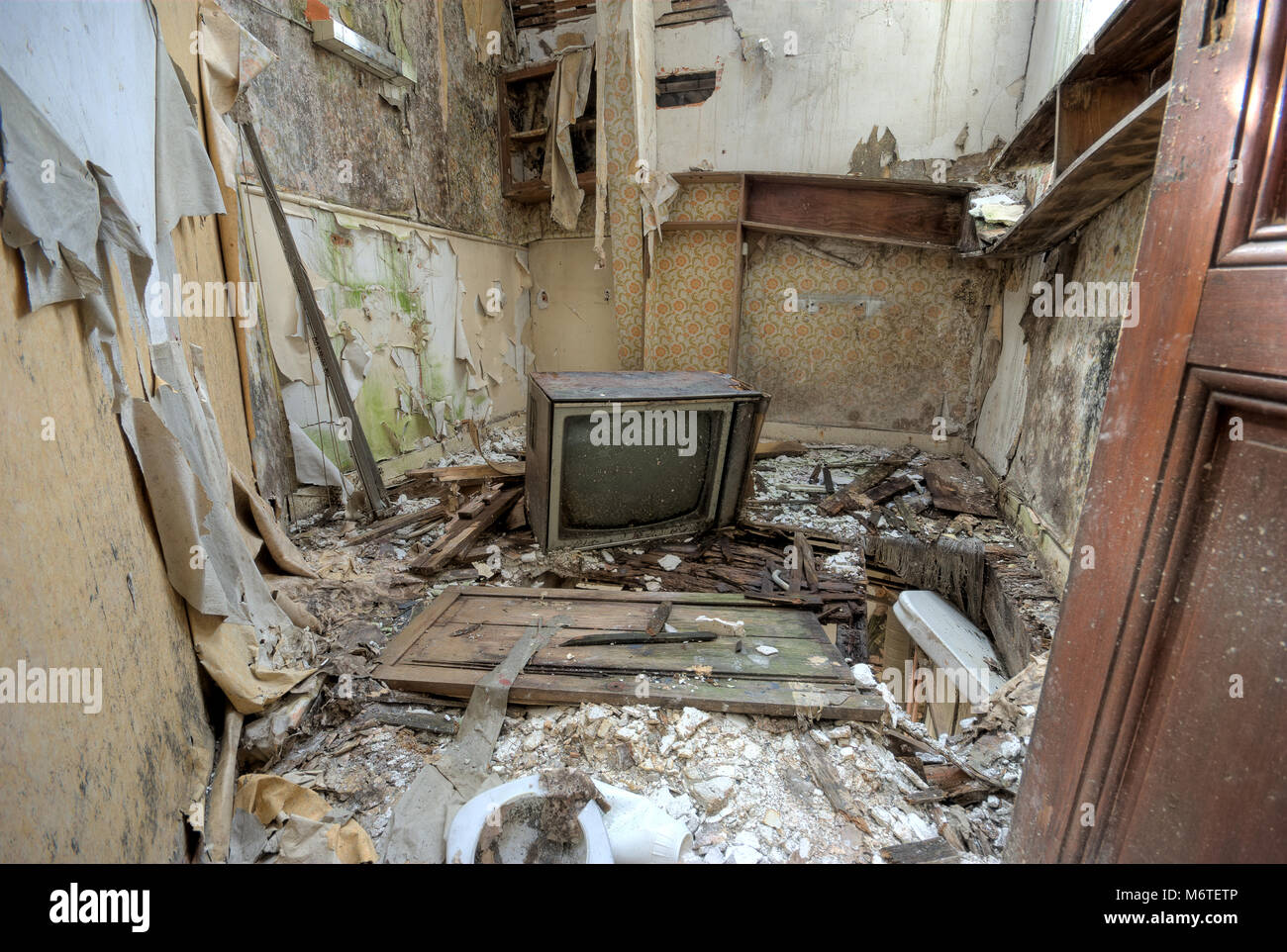 Télé cassée dans une maison abandonnée Banque D'Images