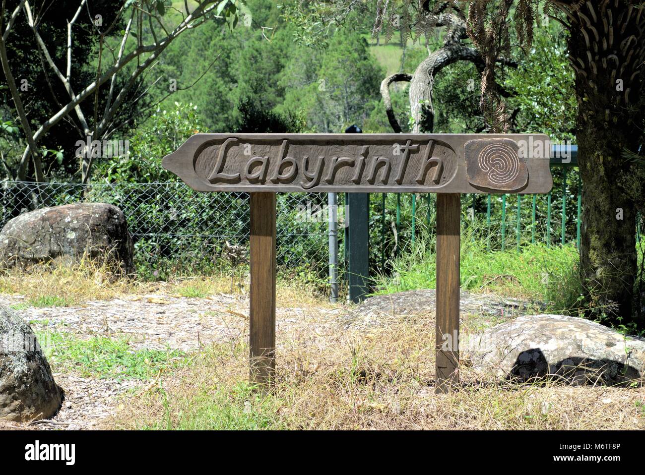 Sign post 'Labyrinthe' dans la région de Dorrigo Australie, 28 févr. 2018. Panneau en bois labyrinthe avec écrit dessus pointe vers un site autochtone australienne Banque D'Images