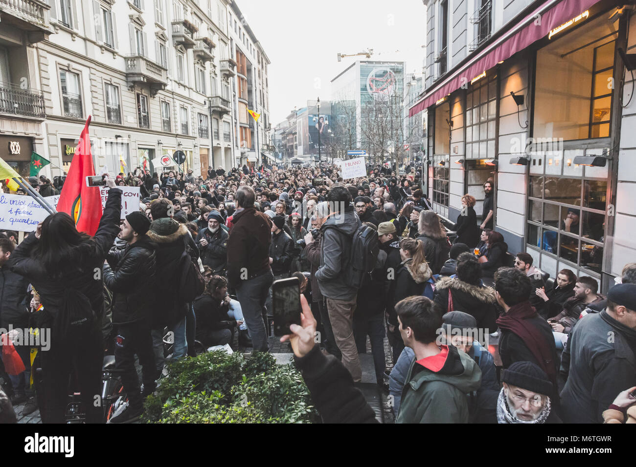 MILAN, ITALIE - 24 février : des milliers de militants anti-fasciste en mars les rues de la ville pour protester contre l'extrême droite le 24 février 2018 dans Mil Banque D'Images