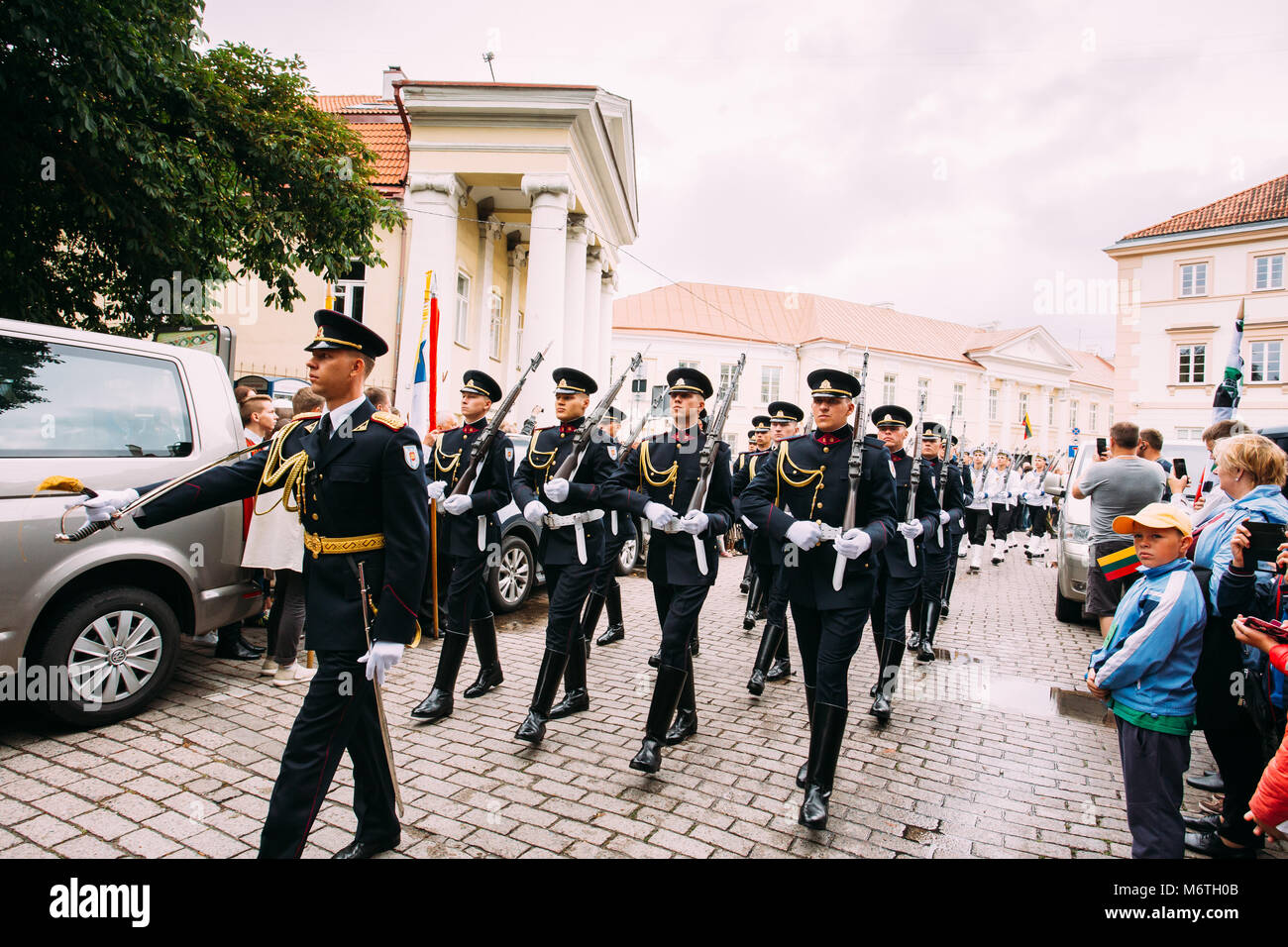 Vilnius, Lituanie. De jeunes officiers de l'Armée de l'air lituanienne prendre part au défilé de jour de l'État sur place près de Palais présidentiel. Maison de vacances à Commemo Banque D'Images