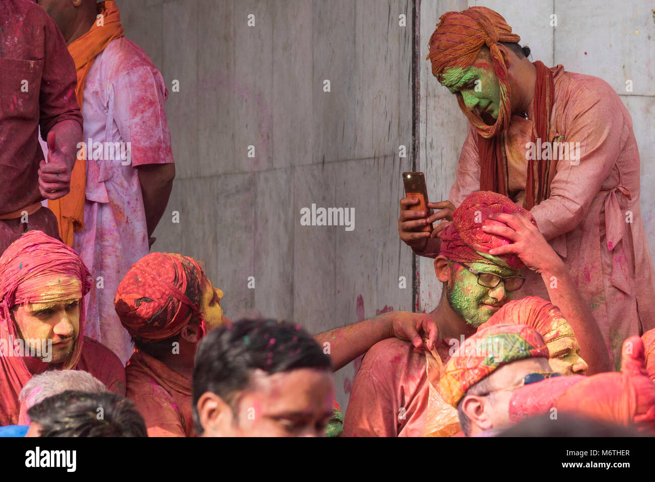 Des gens qui célèbrent des vacances à Nandgaon, en Inde. Hali est un festival hindou annuel célébré en Inde du Nord. Banque D'Images