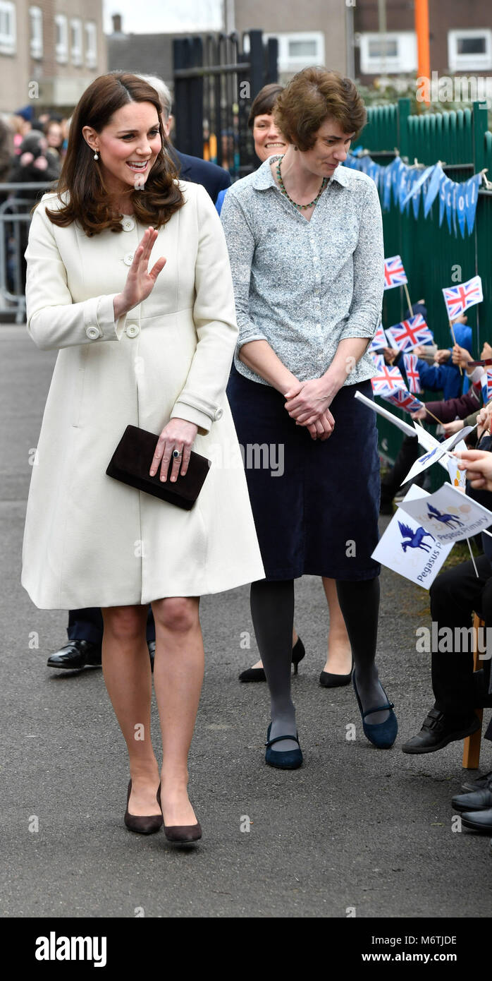 La duchesse de Cambridge arrive pour une visite à l'école primaire de Pegasus Oxford pour en savoir plus sur les travaux de l'organisme de bienfaisance des liens familiaux. Banque D'Images