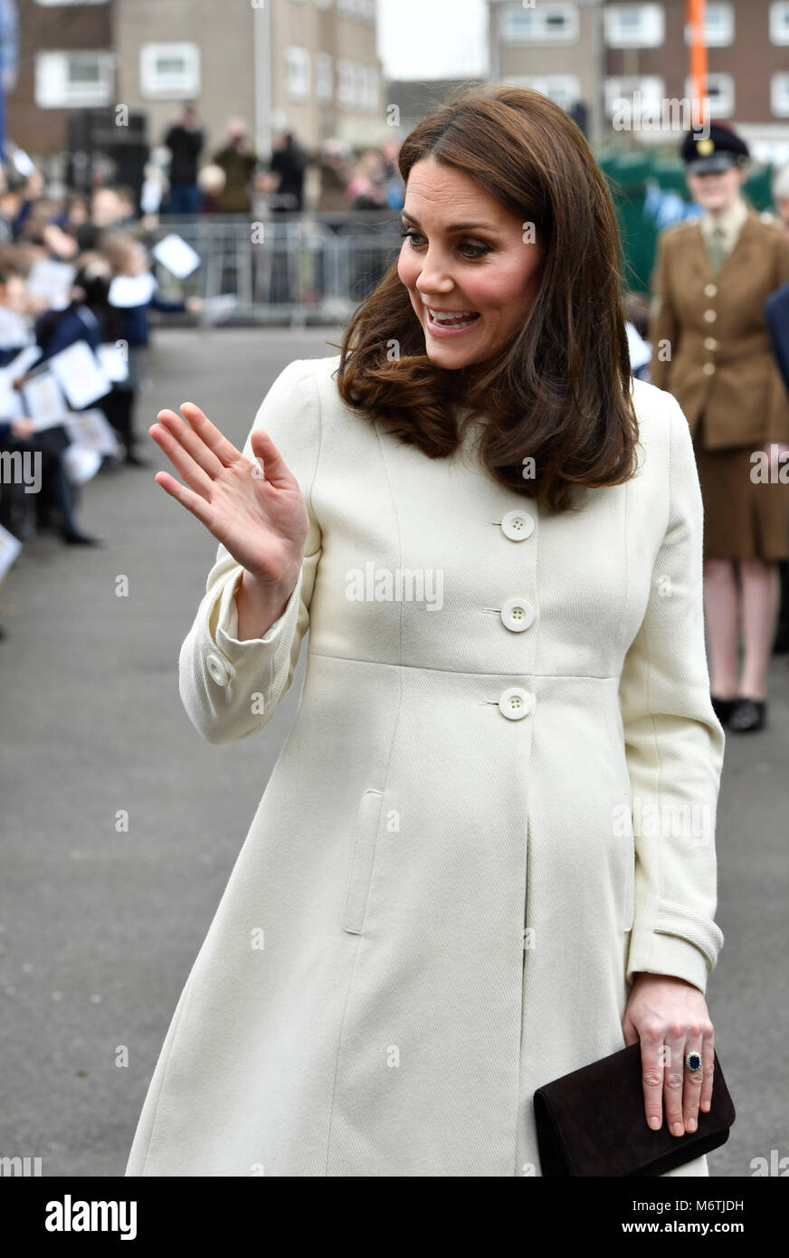 La duchesse de Cambridge arrive pour une visite à l'école primaire de Pegasus Oxford pour en savoir plus sur les travaux de l'organisme de bienfaisance des liens familiaux. Banque D'Images