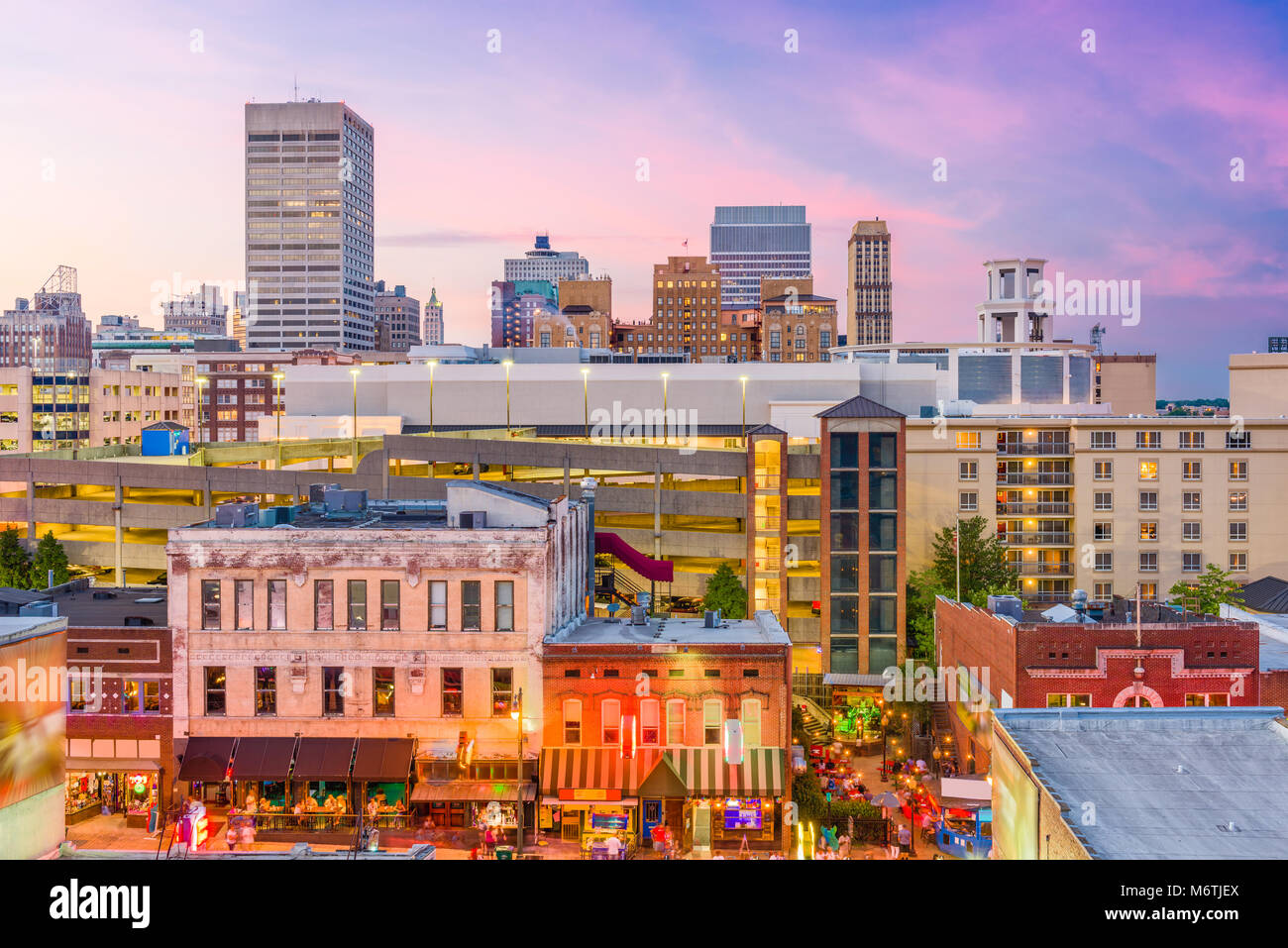 Memphis, Tennessee, USA city skyline sur Beale Street au crépuscule. Banque D'Images