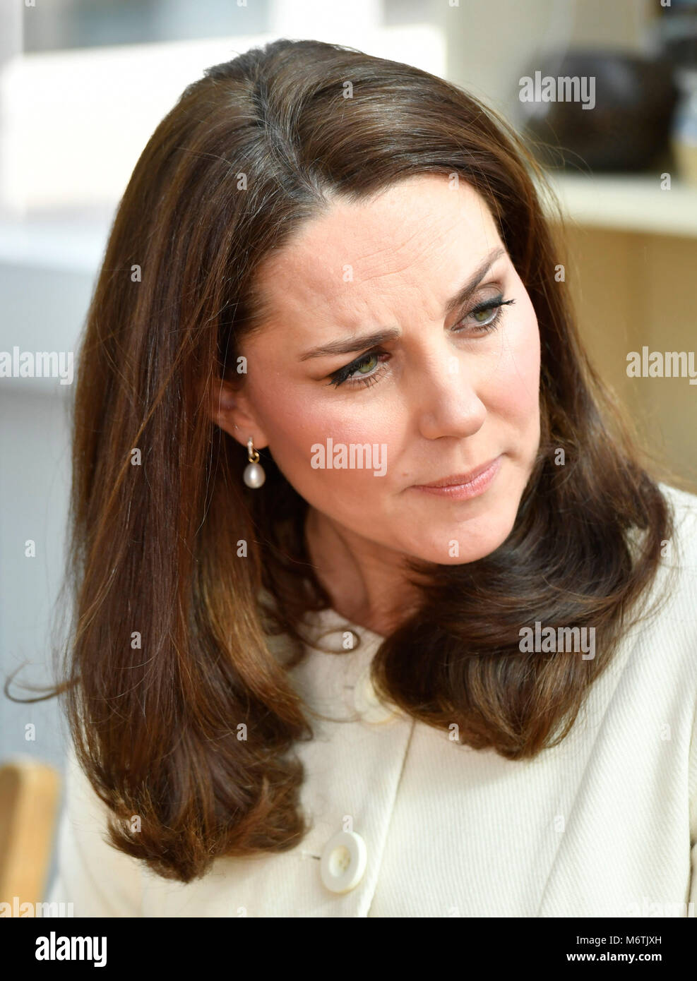 La duchesse de Cambridge, lors d'une visite à l'école primaire de Pegasus Oxford pour en savoir plus sur les travaux de l'organisme de bienfaisance des liens familiaux. Banque D'Images