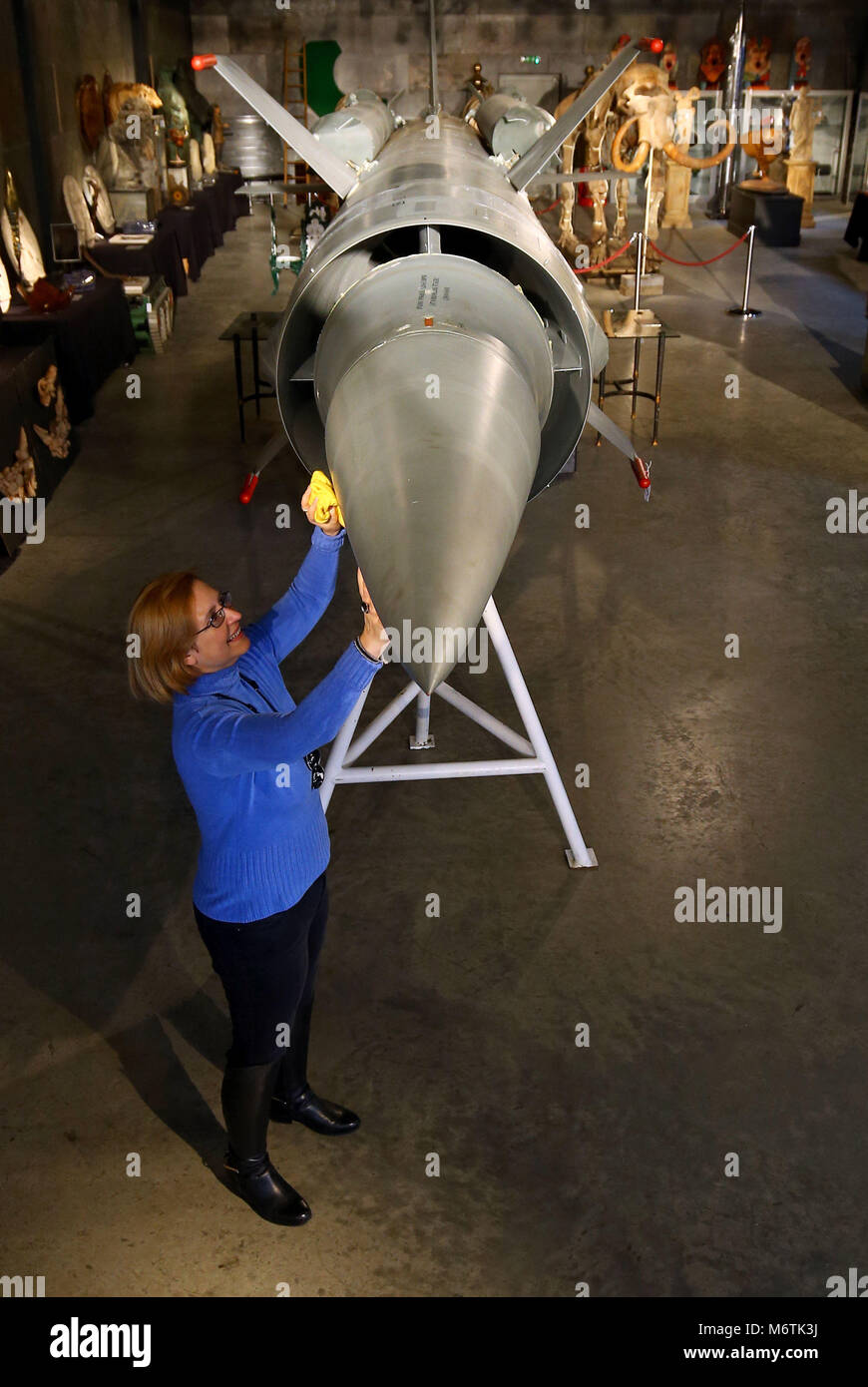 Silke Lohmann de Summers Place Auctions prépare une 'guerre froide' SA-4 Ganef missile russe" qui comprendra des éléments y compris les lions en bronze monumental, semblables à ceux de Trafalgar Square, Londres et un buste de Churchill dans leur maison et jardin Vente Pièces de conversation plus tard ce mois-ci. Banque D'Images