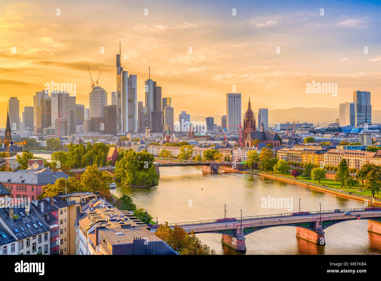 Francfort, Allemagne skyline sur le cours principal de la rivière. Banque D'Images