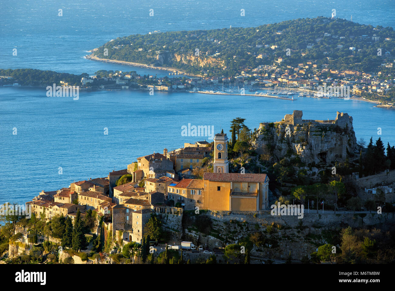 Le Village d'Eze (Èze), la mer Méditerranée et sur-au lever du soleil. D'Azur, Alpes-Maritimes, Côte d'Azur, France Banque D'Images