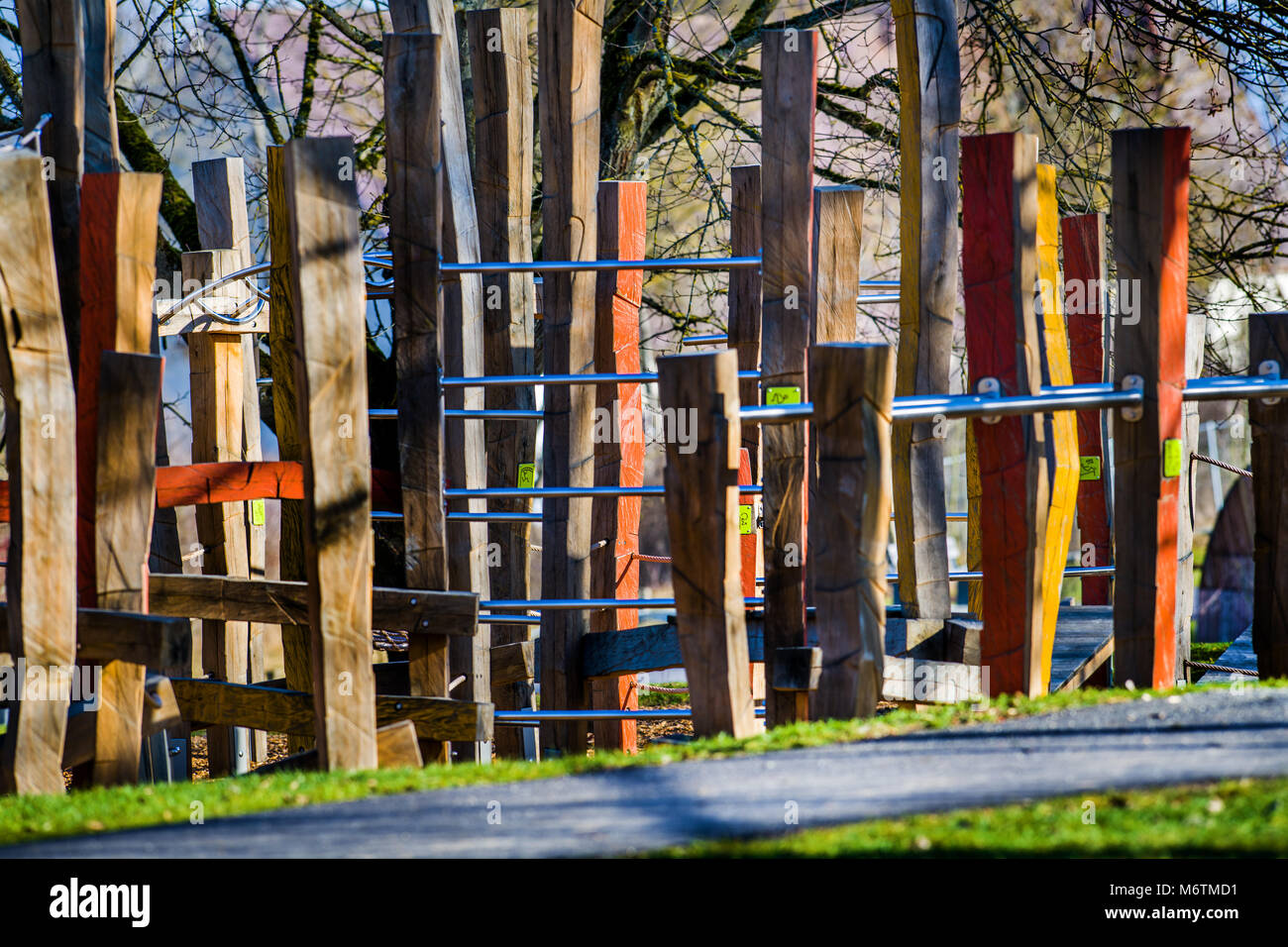 Aire de jeux en bois mur d'escalade de la maternelle Banque D'Images