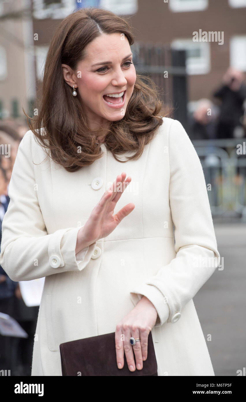 La duchesse de Cambridge arrive pour une visite à l'école primaire de Pegasus Oxford pour en savoir plus sur les travaux de l'organisme de bienfaisance des liens familiaux. Banque D'Images