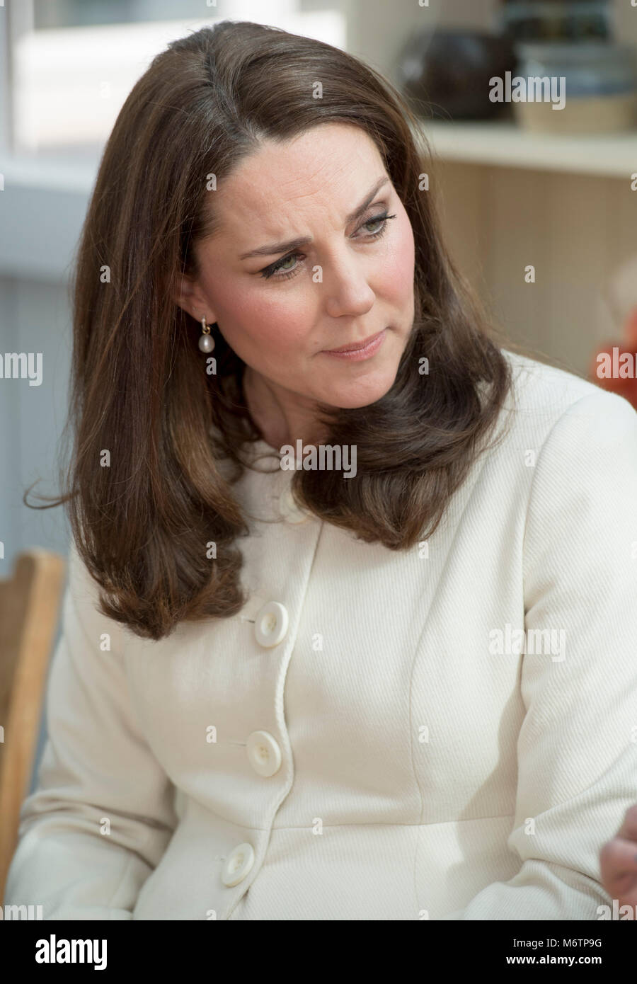 La duchesse de Cambridge, lors d'une visite à l'école primaire de Pegasus Oxford pour en savoir plus sur les travaux de l'organisme de bienfaisance des liens familiaux. Banque D'Images