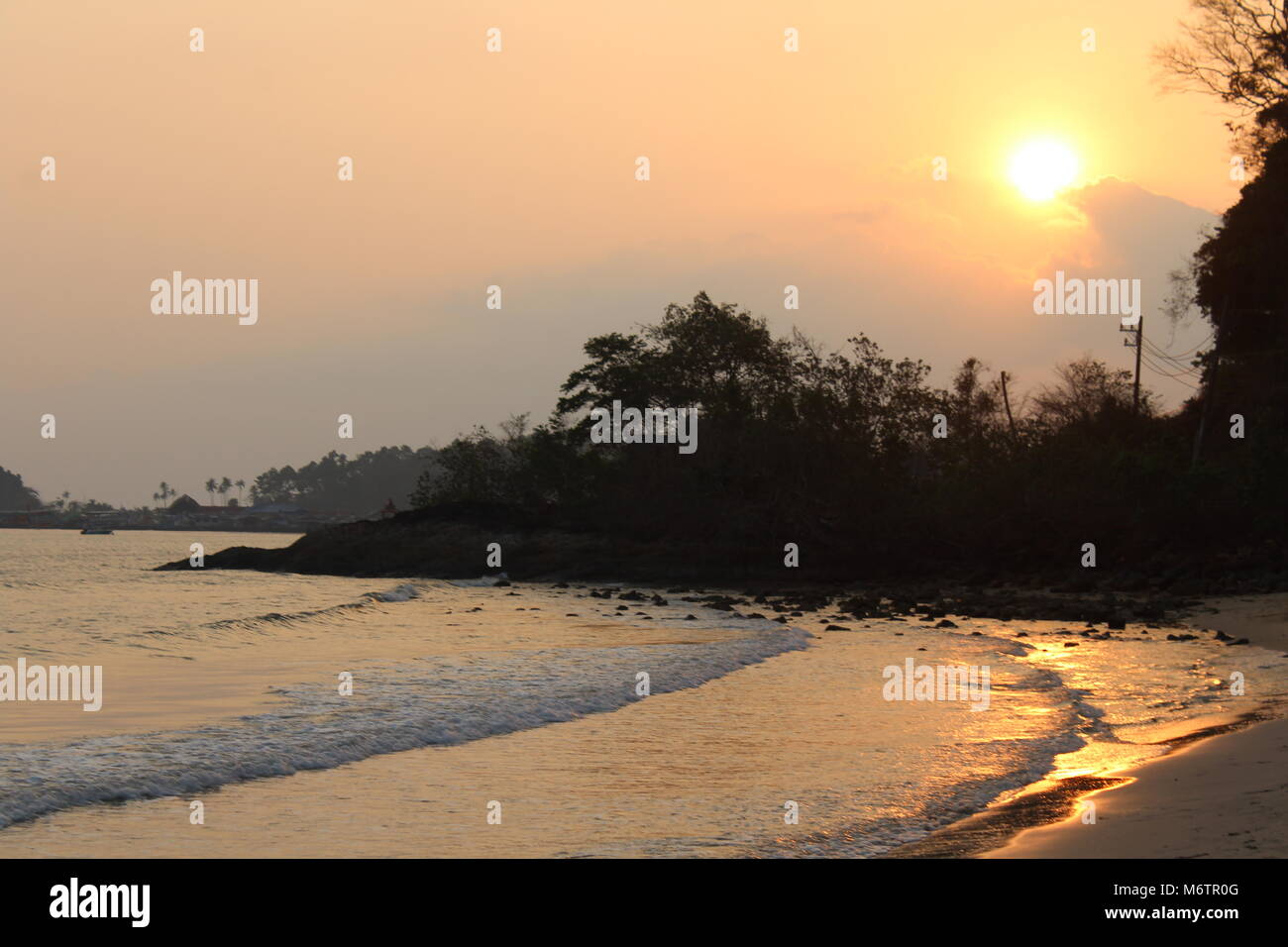 Couchers de soleil sur la plage à Koh Chang, Thaïlande. Banque D'Images