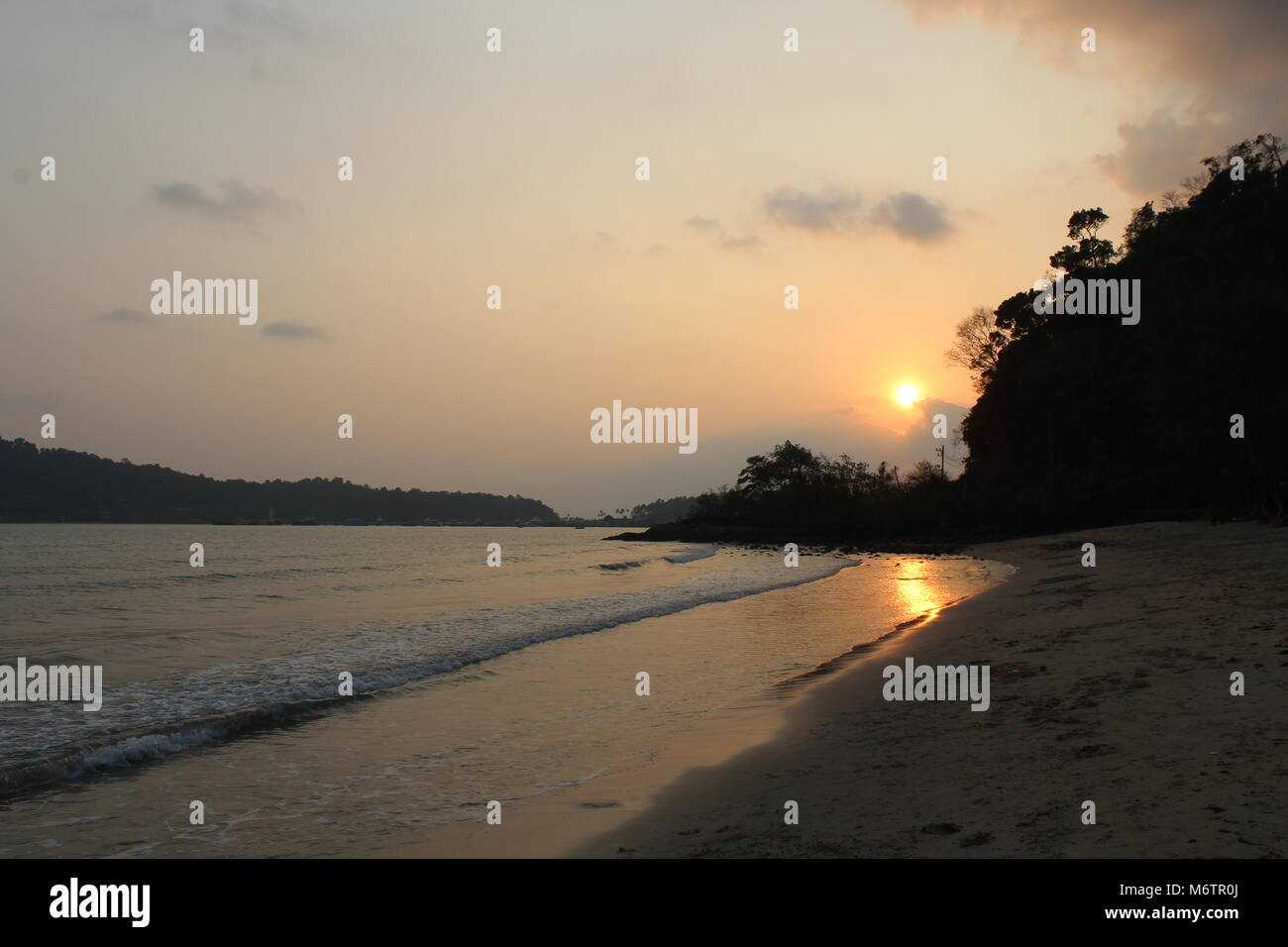 Couchers de soleil sur la plage à Koh Chang, Thaïlande. Banque D'Images