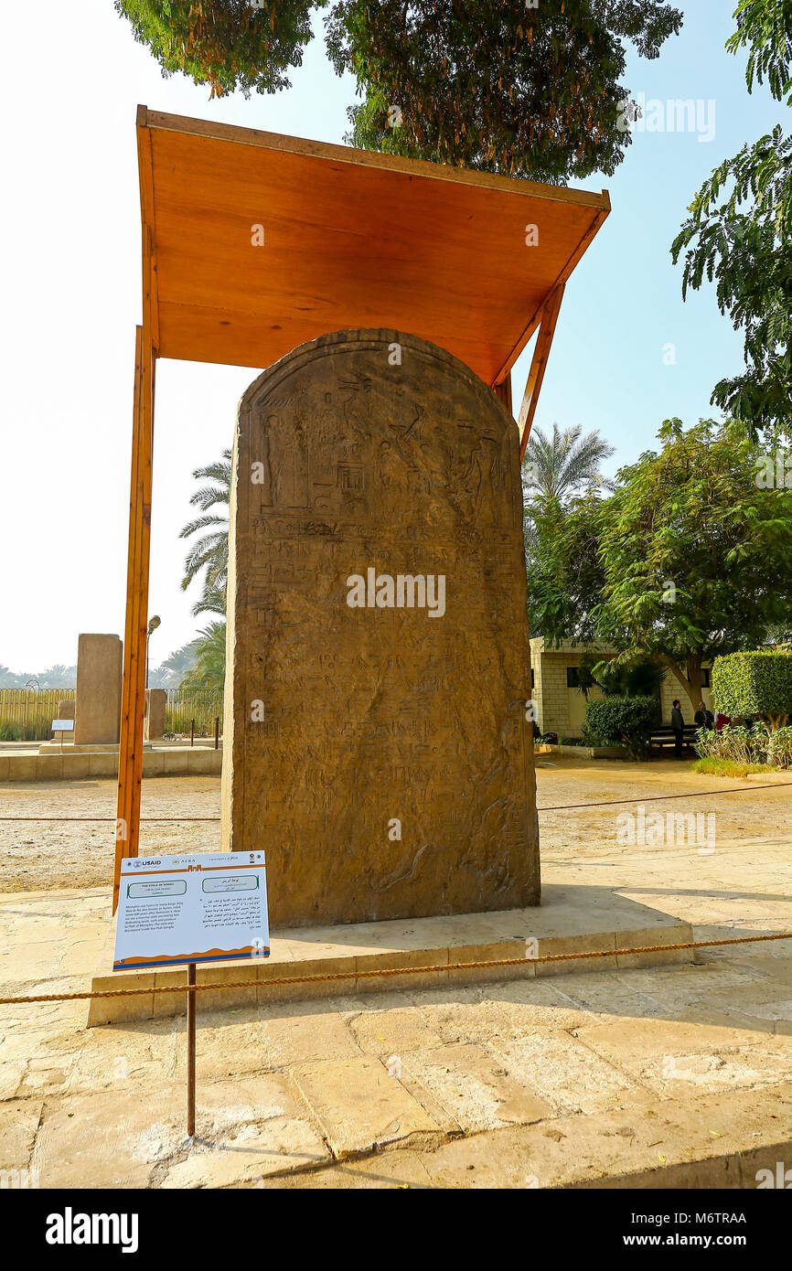 La stèle d'Apries aussi connu comme roi Waa-ib-ra à l'open air museum à Memphis, l'Égypte, l'Afrique du Nord Banque D'Images