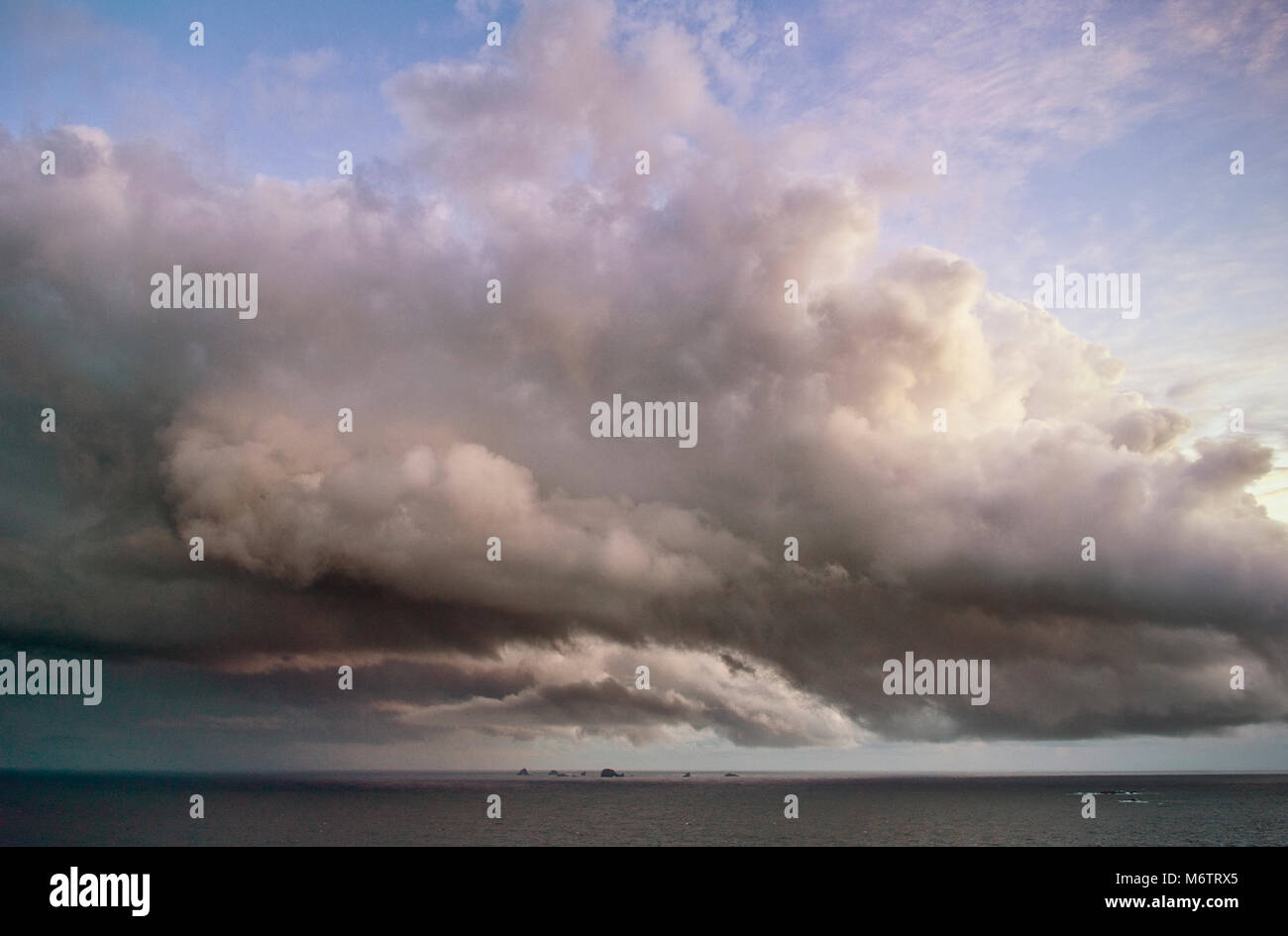 Les roches au large à Orford récif à Cape Blanco, côte de l'Oregon, sur un jour de tempête. Banque D'Images Les roches au large à Orford récif à Cape Blanco, côte de l'Oregon, sur un jour de tempête. Banque D'Images