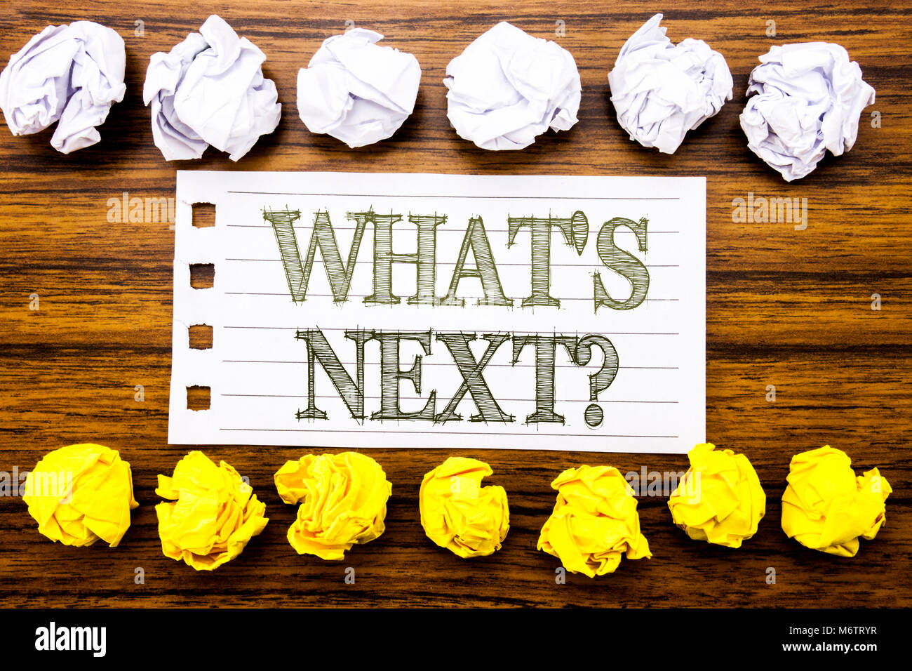 Texte manuscrit montrant ce qu'est la question suivante. Concept d'affaires pour le prochain plan futur progrès Vision Orientation Objectif écrit sur collant, bois avec sti Banque D'Images
