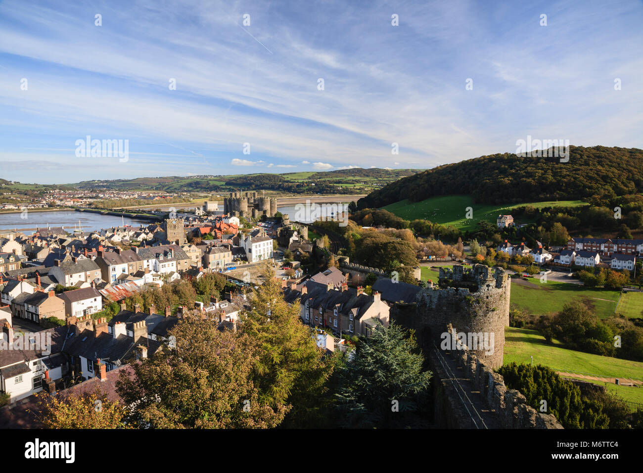 Vieille ville fortifiée médiévale et Château de Conwy des murs à pied près de plus haute tour avec vue sur l'estuaire de la rivière Afon Conwy. Comté de Conwy, Conwy, Pays de Galles, Royaume-Uni Banque D'Images