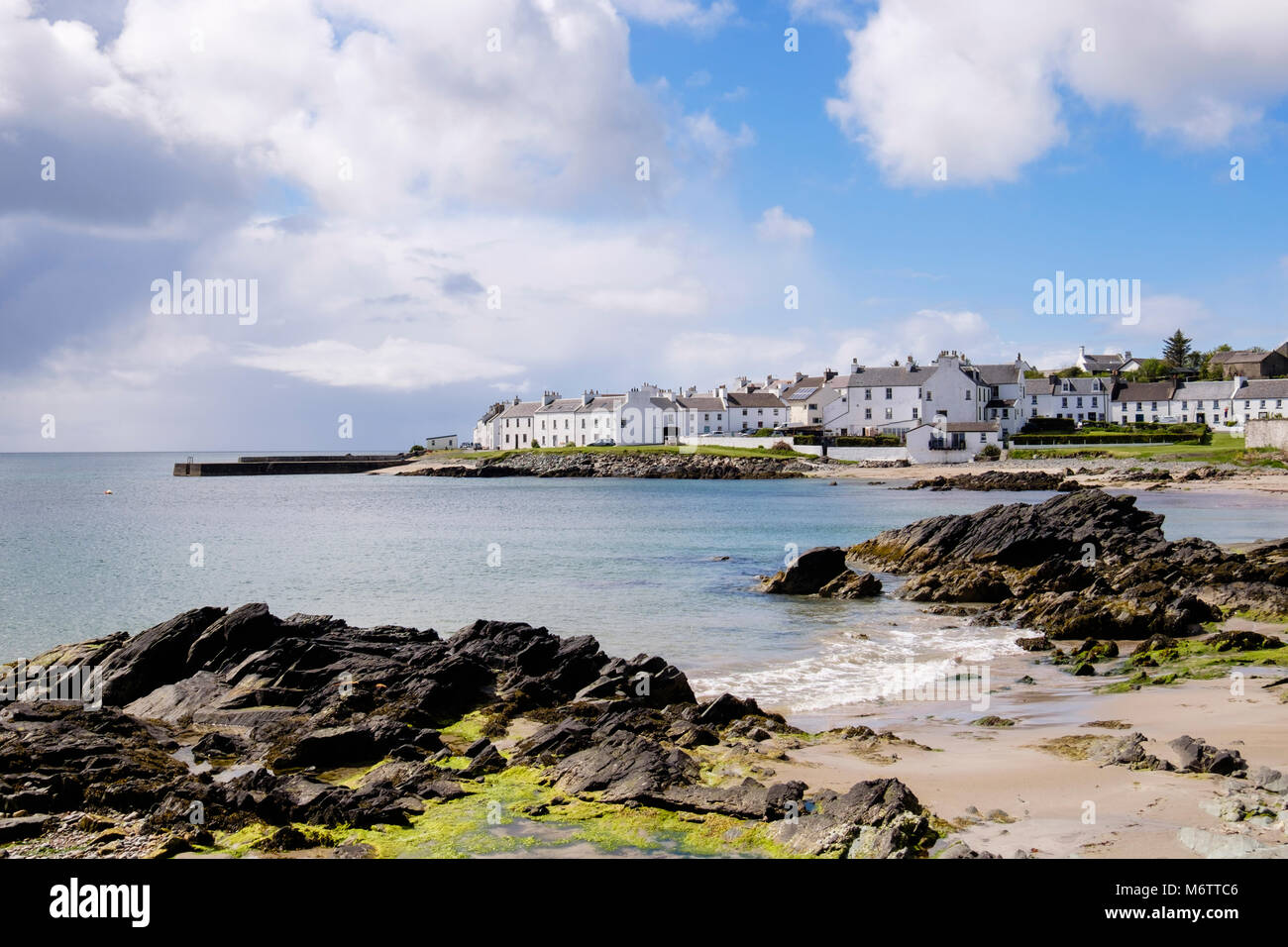 Vue le long de la côte rocheuse de l'île écossaise de Loch Indaal à Port Charlotte, Isle of Islay, Argyll et Bute, Hébrides intérieures, Écosse, Royaume-Uni, Angleterre Banque D'Images