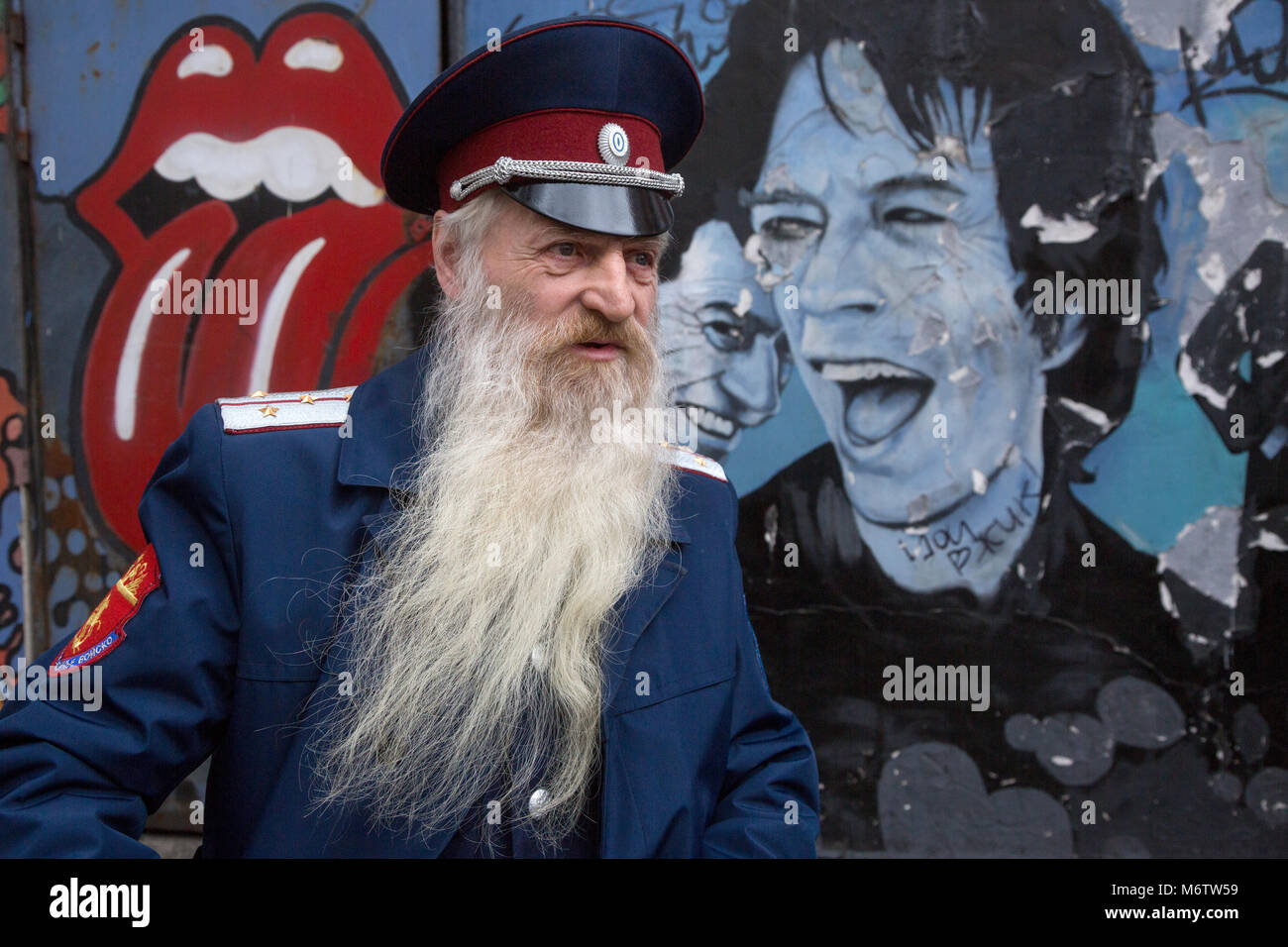 Moscou, Russie. 4 avril 2015. Homme russe avec une longue barbe dans un uniforme de cosaque sur le fond du graffiti de rue pendant la troisième barbe russe Banque D'Images