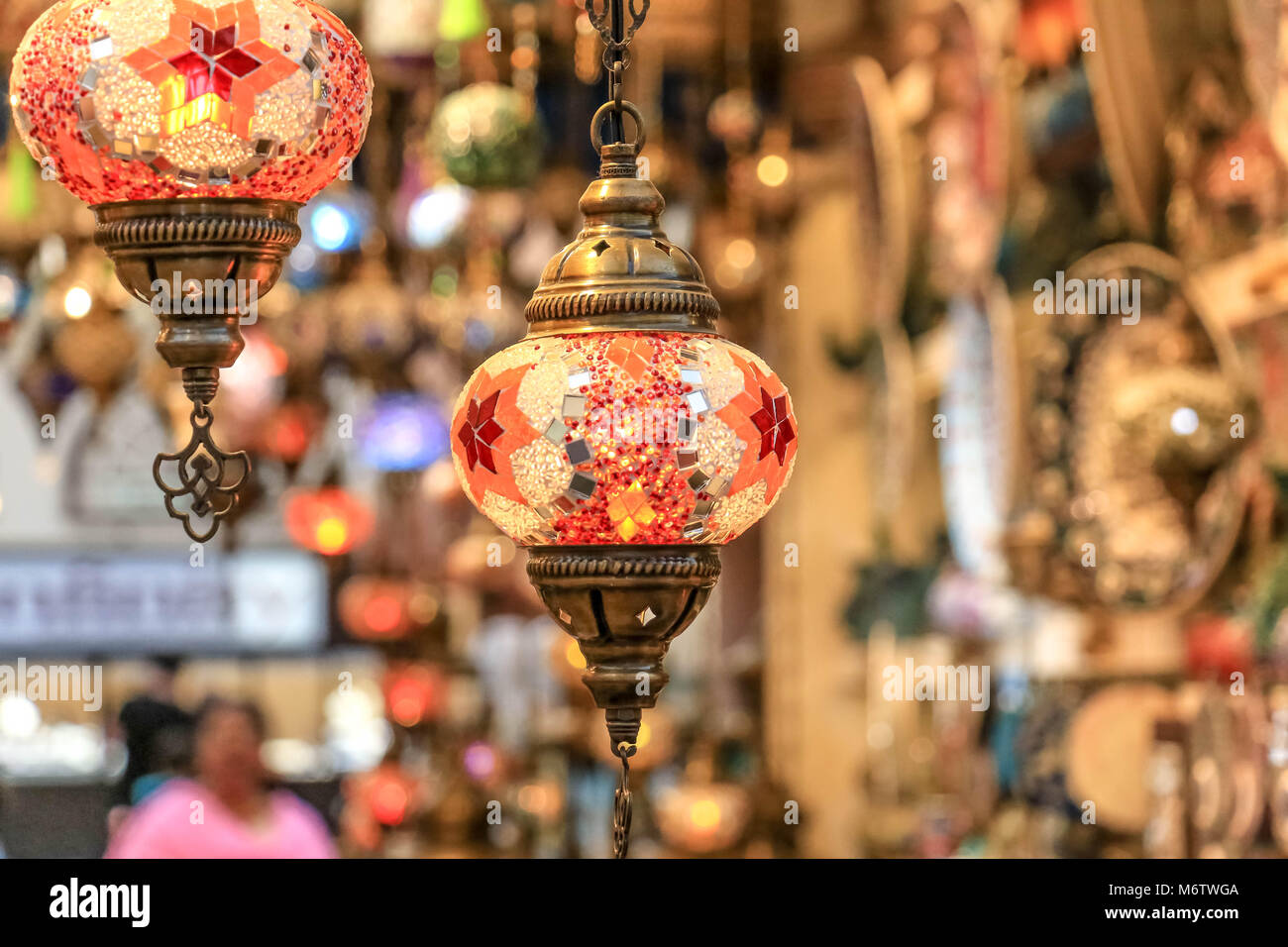 Décoration lumineuse traditionnelle turque pendaison lampes et lumières colorées avec des couleurs vives dans le bazar d'Istanbul, Turquie Banque D'Images