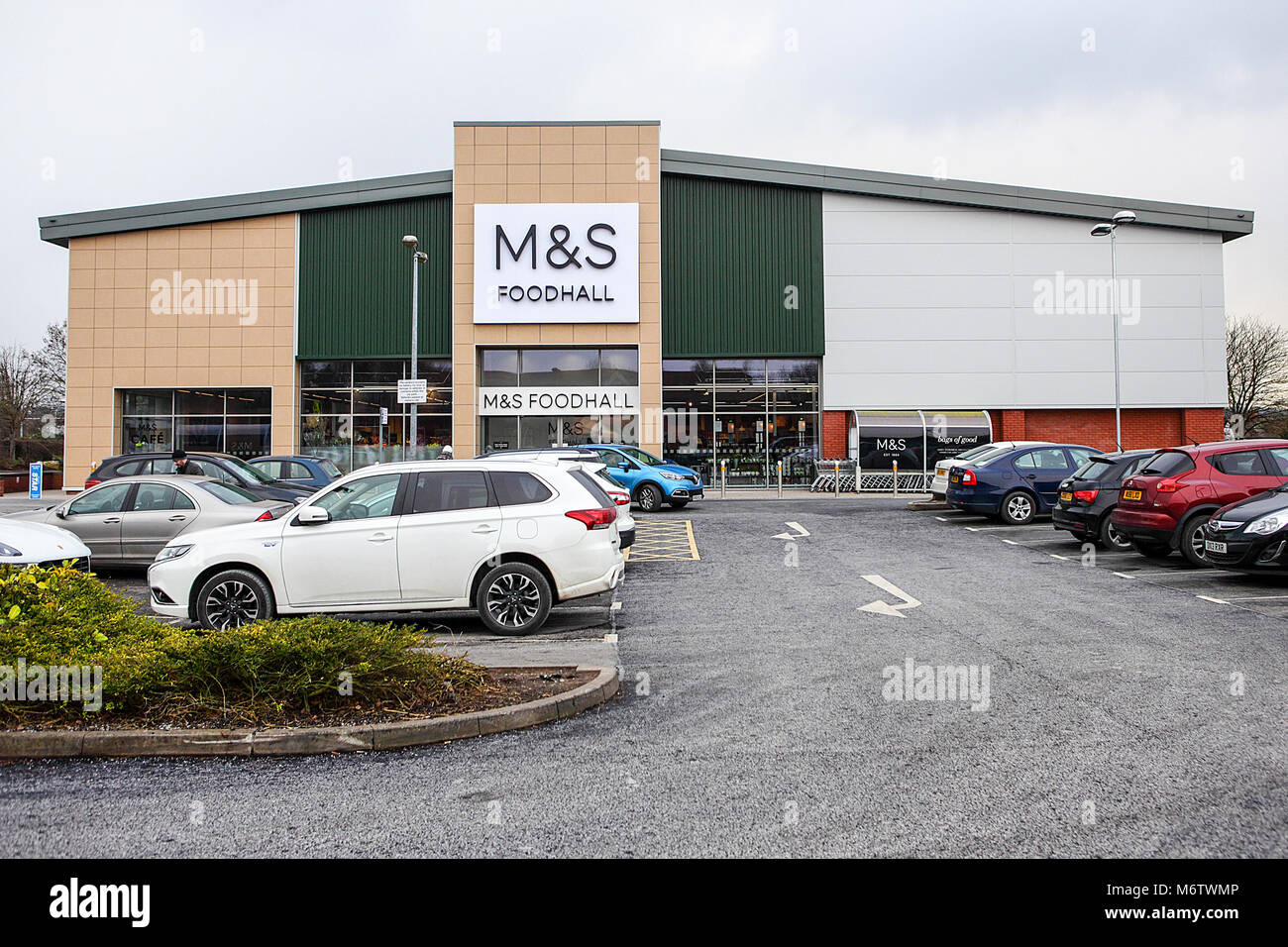 Marks and Spencer Foodhall, vu ici à leurs affaires en Meole Brace Retail Park. Banque D'Images